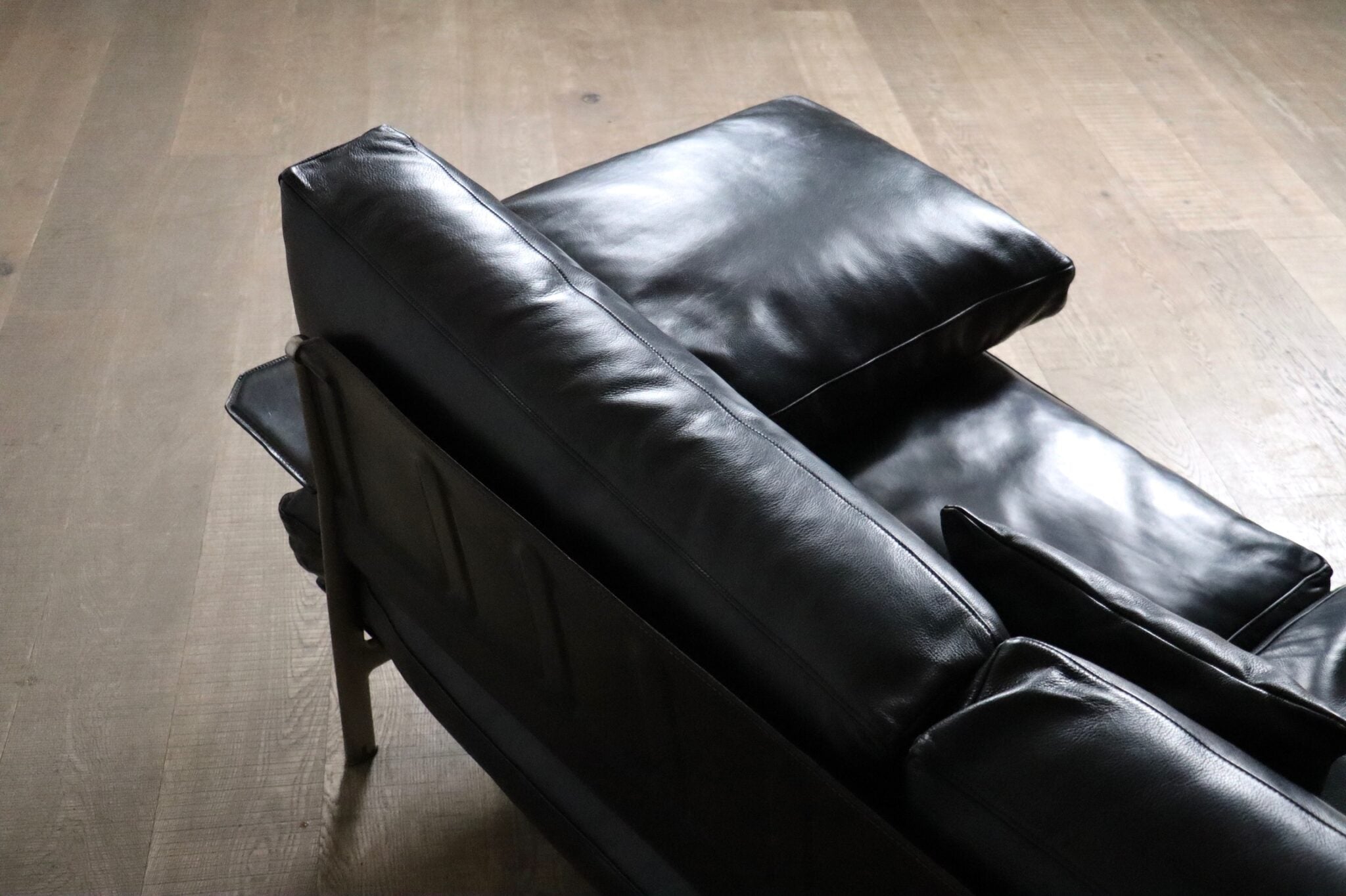 Diesis_three_seater_sofa_in_black_leather_by_Antonio_Citterio_for_B&B_Italia,_1970s