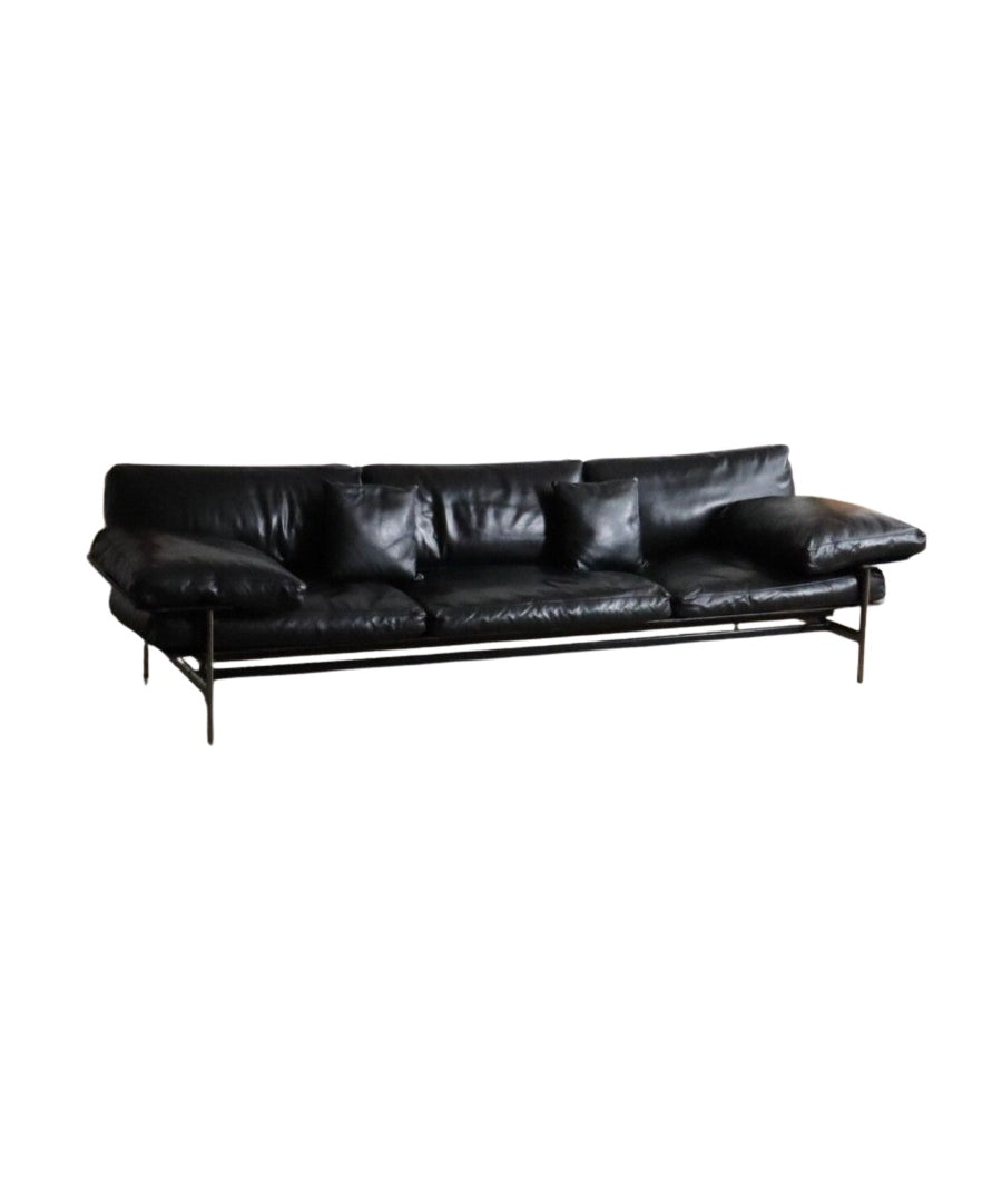 Diesis_three_seater_sofa_in_black_leather_by_Antonio_Citterio_for_B&B_Italia,_1970s
