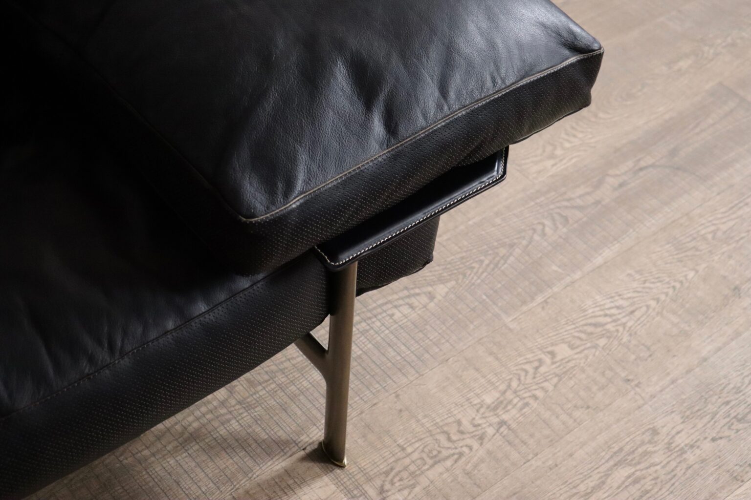 Diesis_Three-Seater_Sofa_in_Black_Leather_by_Antonio_Citterio_for_B&B_Italia,_1979