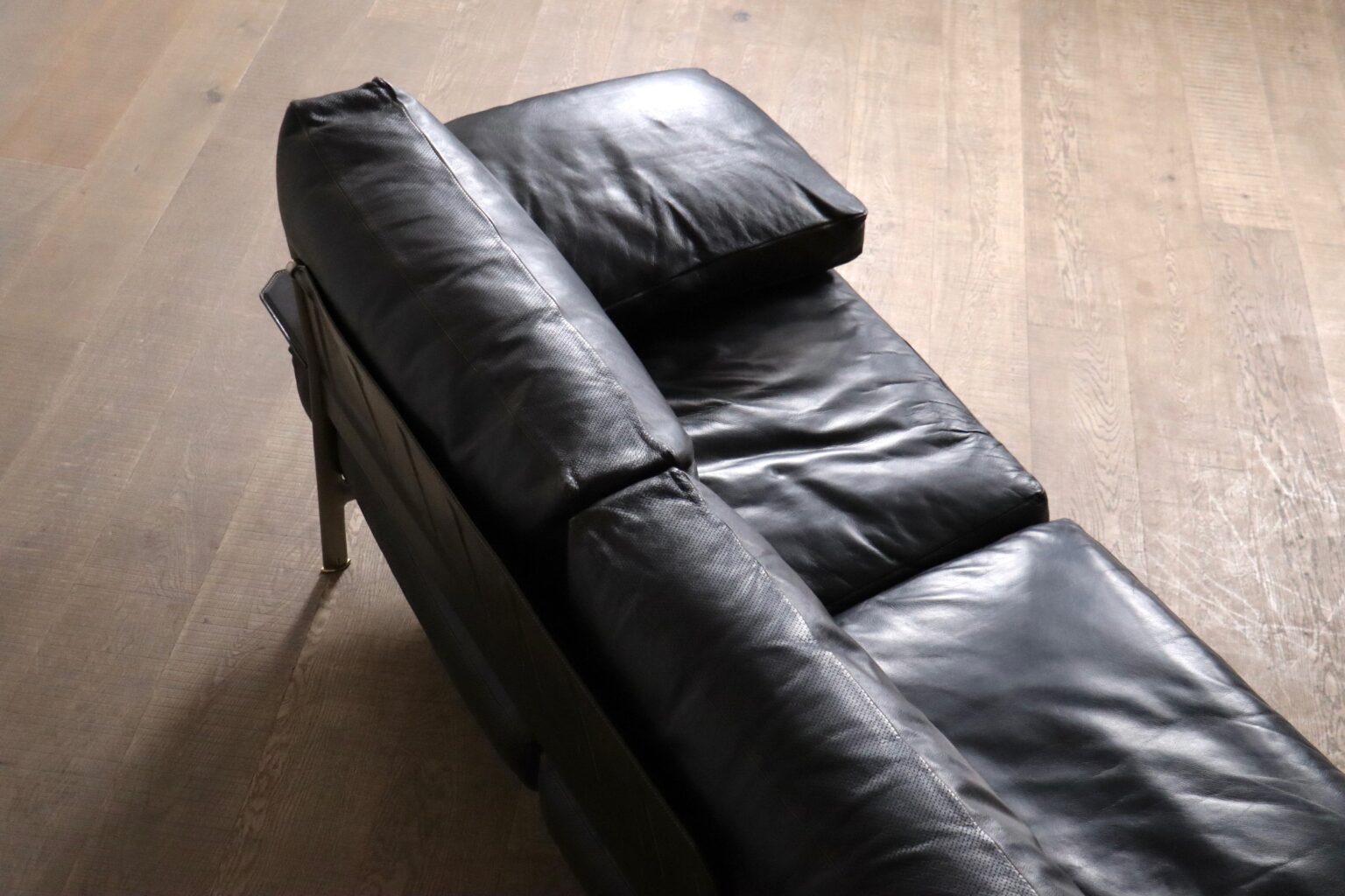 Diesis_Three-Seater_Sofa_in_Black_Leather_by_Antonio_Citterio_for_B&B_Italia,_1979