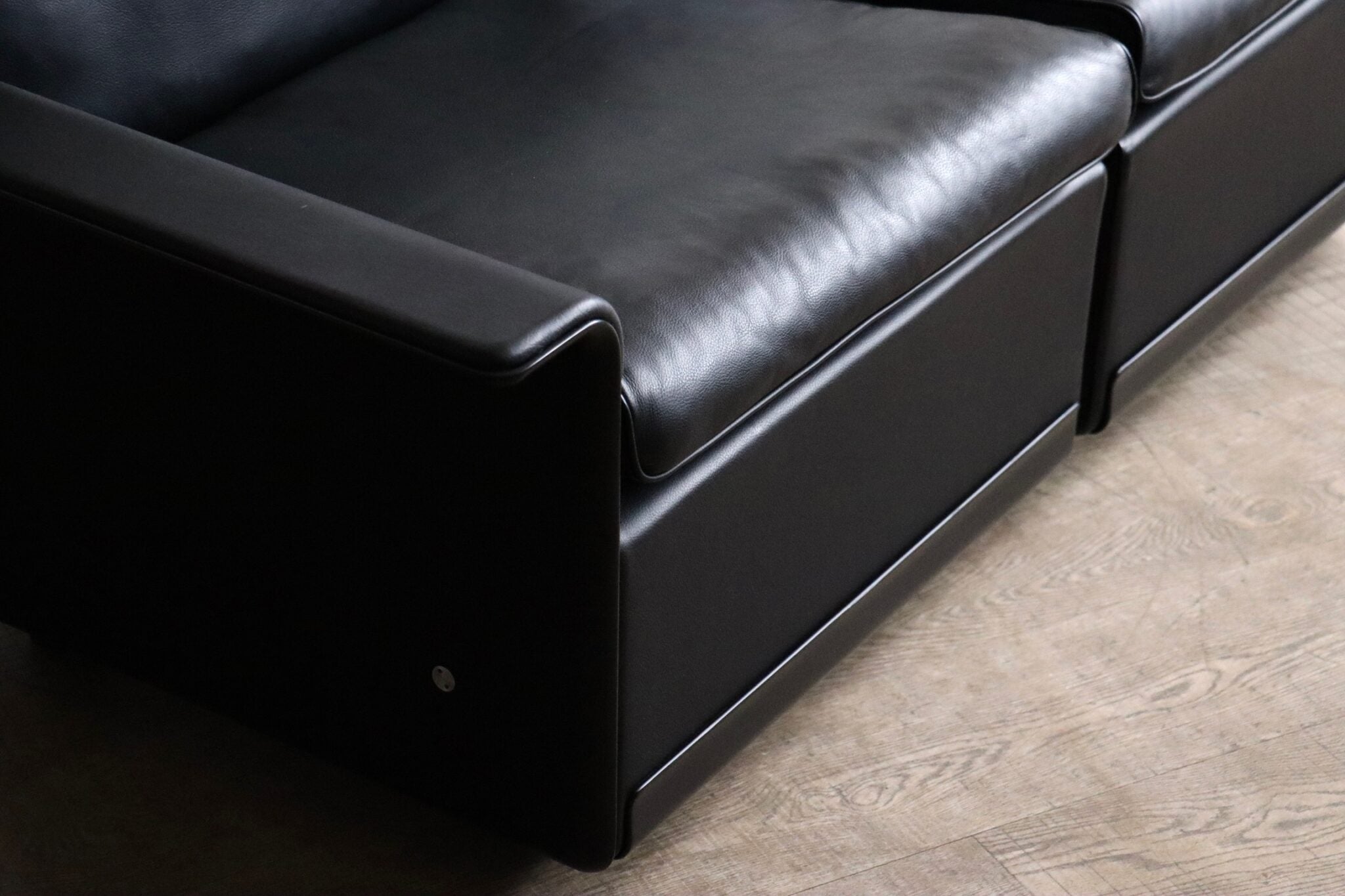 Dieter_Rams_Model_620_Two-Seater_Sofa_in_Black_Leather_for_Vitsœ,_1980s