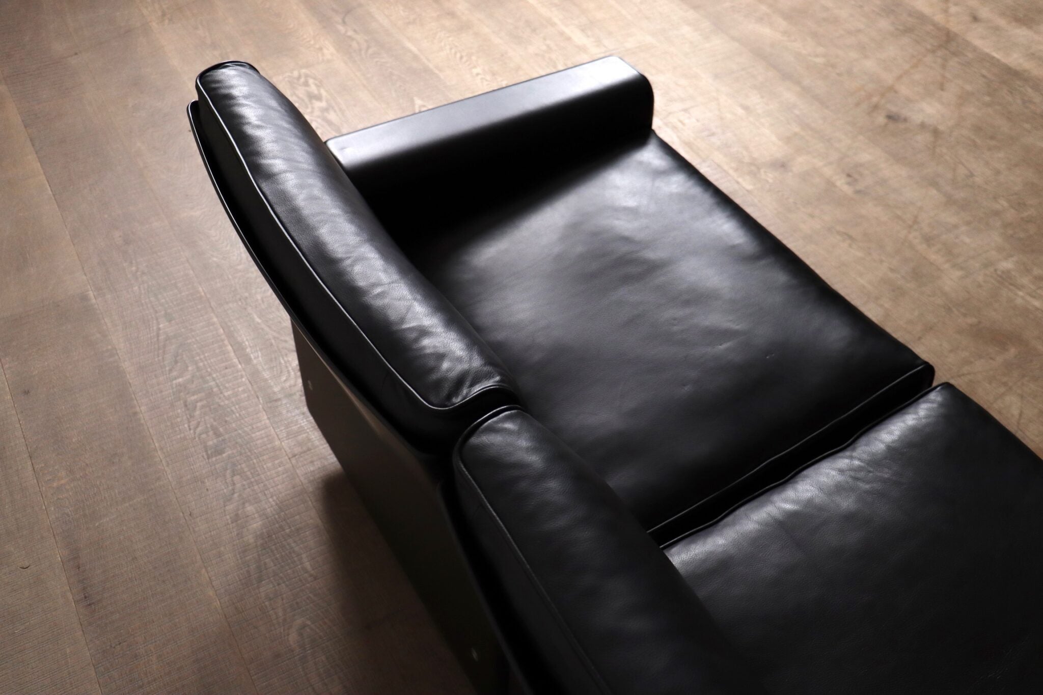 Dieter_Rams_Model_620_Two-Seater_Sofa_in_Black_Leather_for_Vitsœ,_1980s