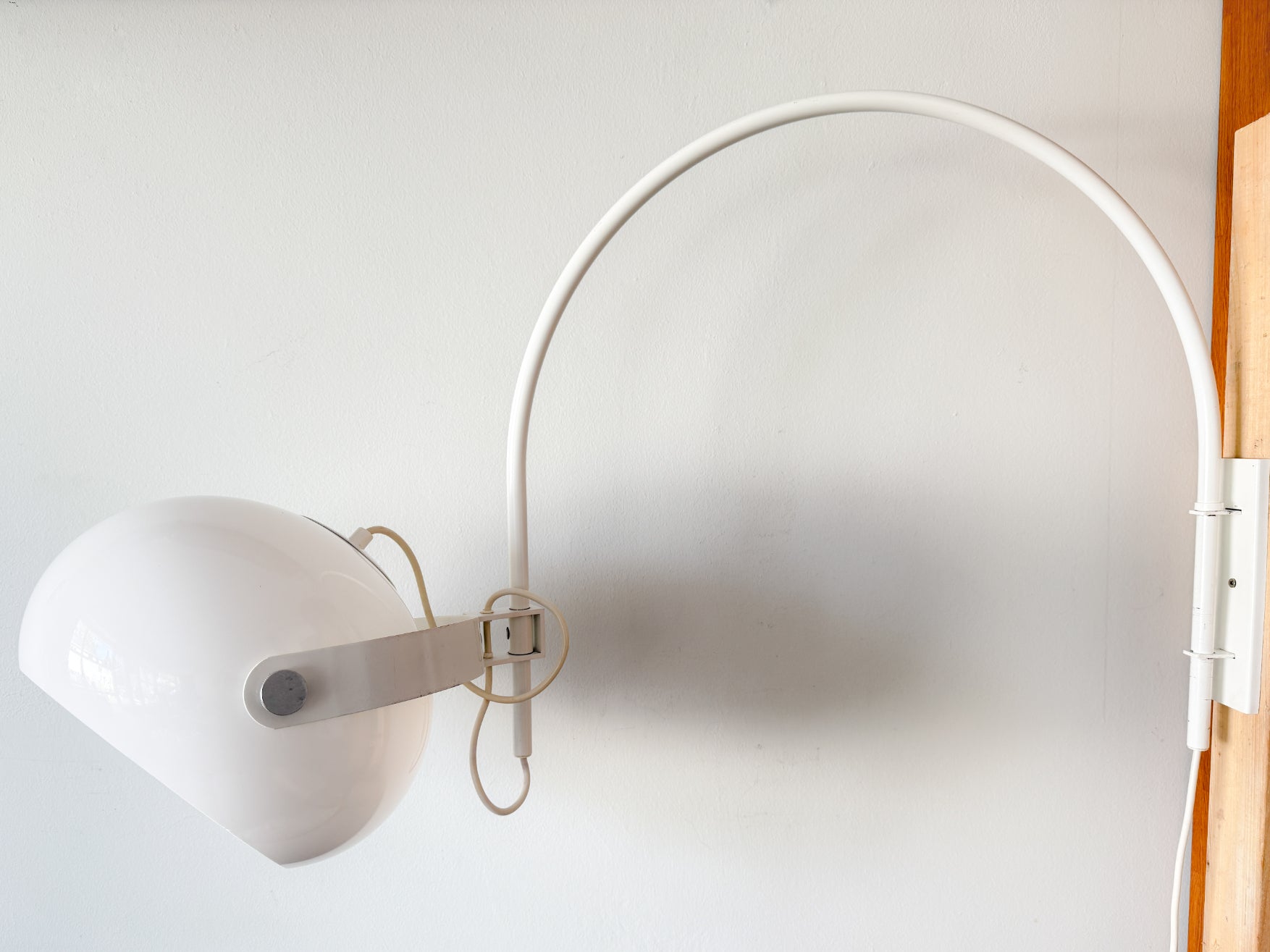 Mid_Century_Space_Age_Mushroom_Wall_Lamp_by_Dijkstra,_White_Adjustable_Wall_Light,_Netherlands_1970s