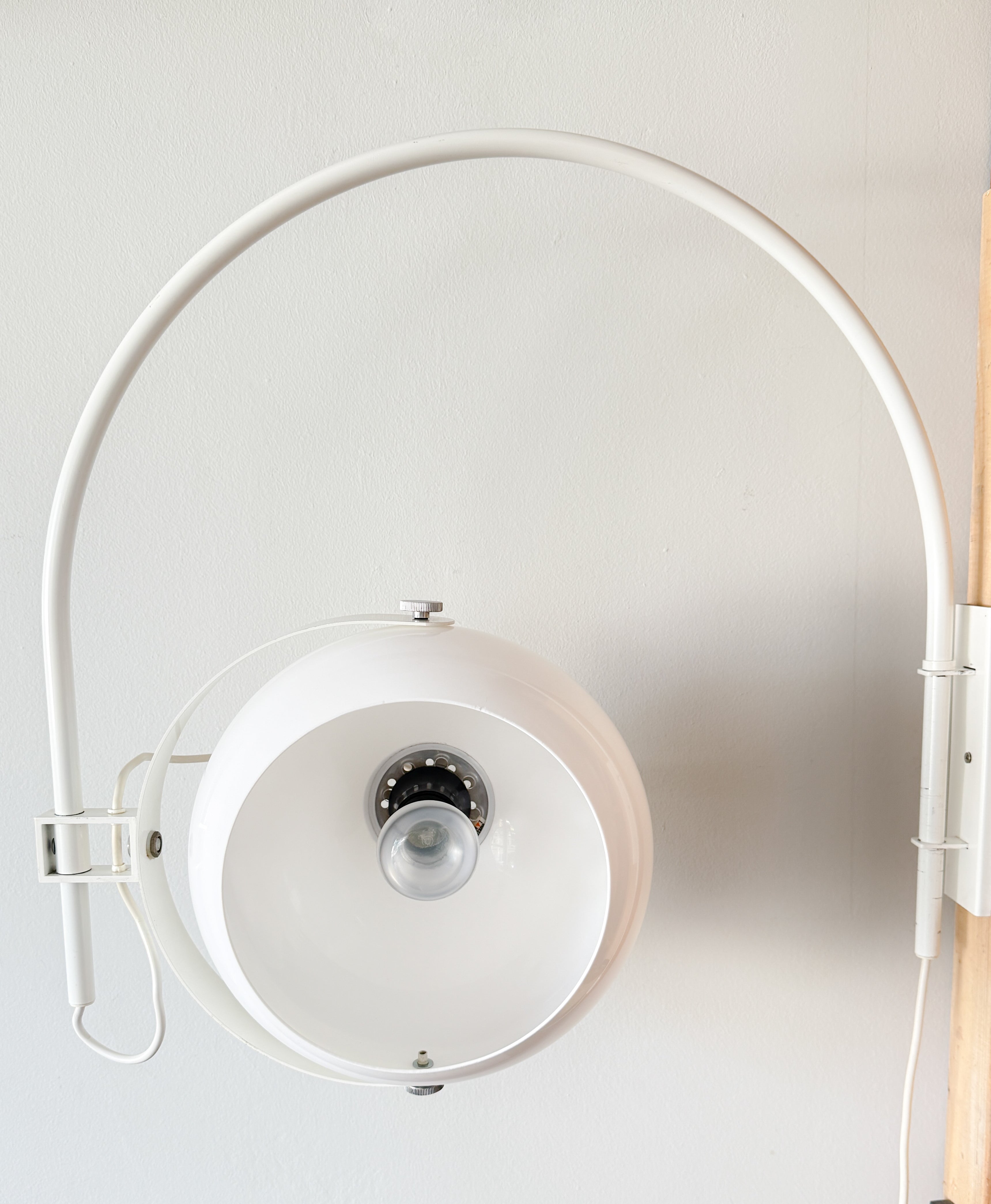 Mid_Century_Space_Age_Mushroom_Wall_Lamp_by_Dijkstra,_White_Adjustable_Wall_Light,_Netherlands_1970s