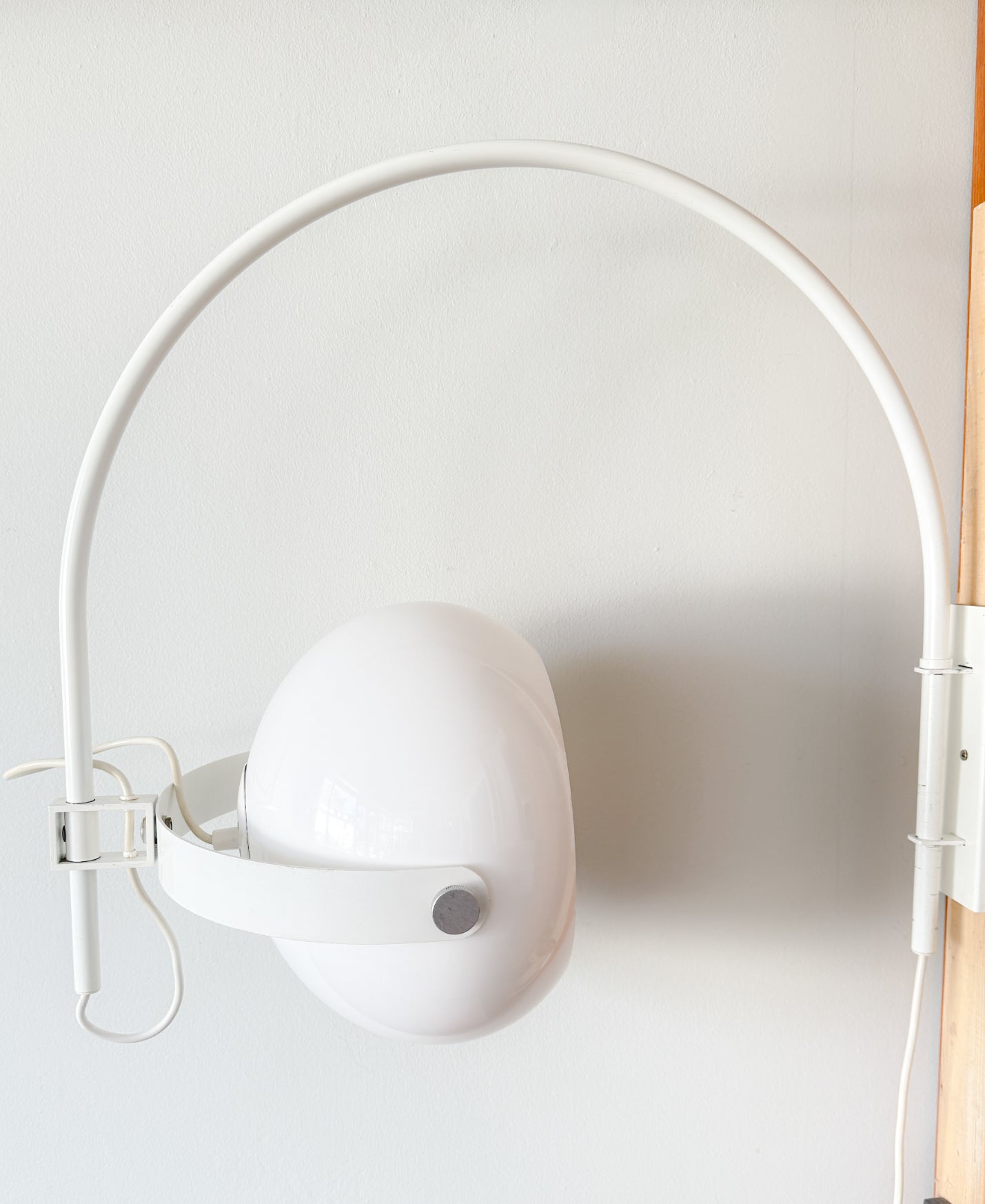 Mid_Century_Space_Age_Mushroom_Wall_Lamp_by_Dijkstra,_White_Adjustable_Wall_Light,_Netherlands_1970s