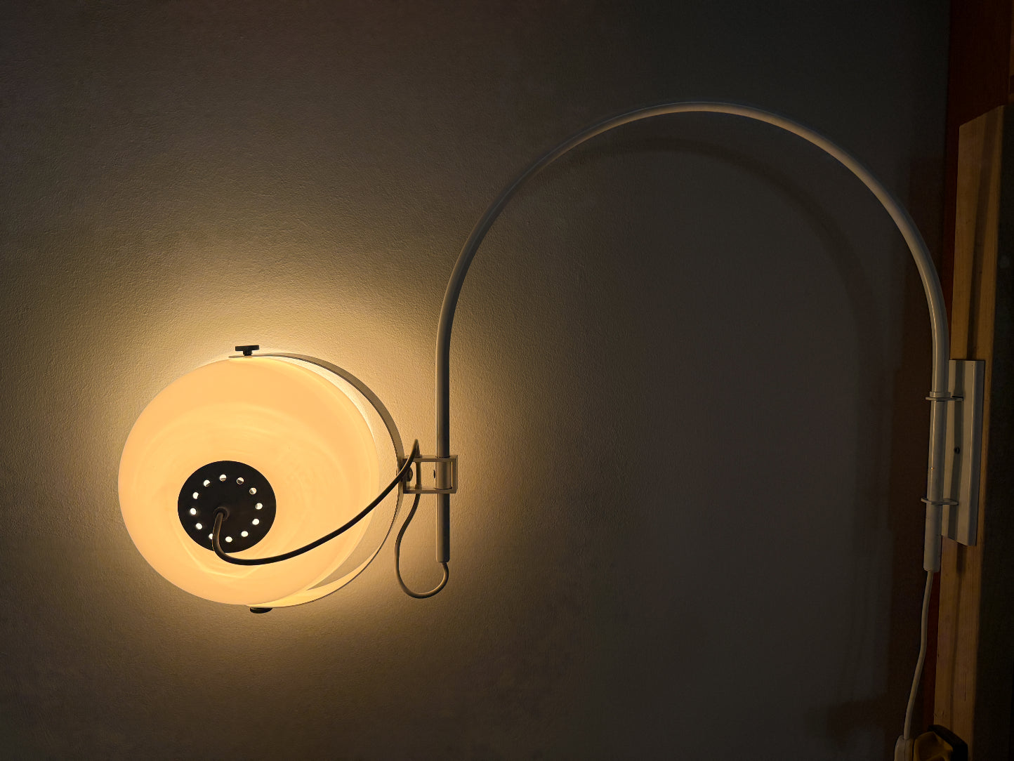 Mid_Century_Space_Age_Mushroom_Wall_Lamp_by_Dijkstra,_White_Adjustable_Wall_Light,_Netherlands_1970s