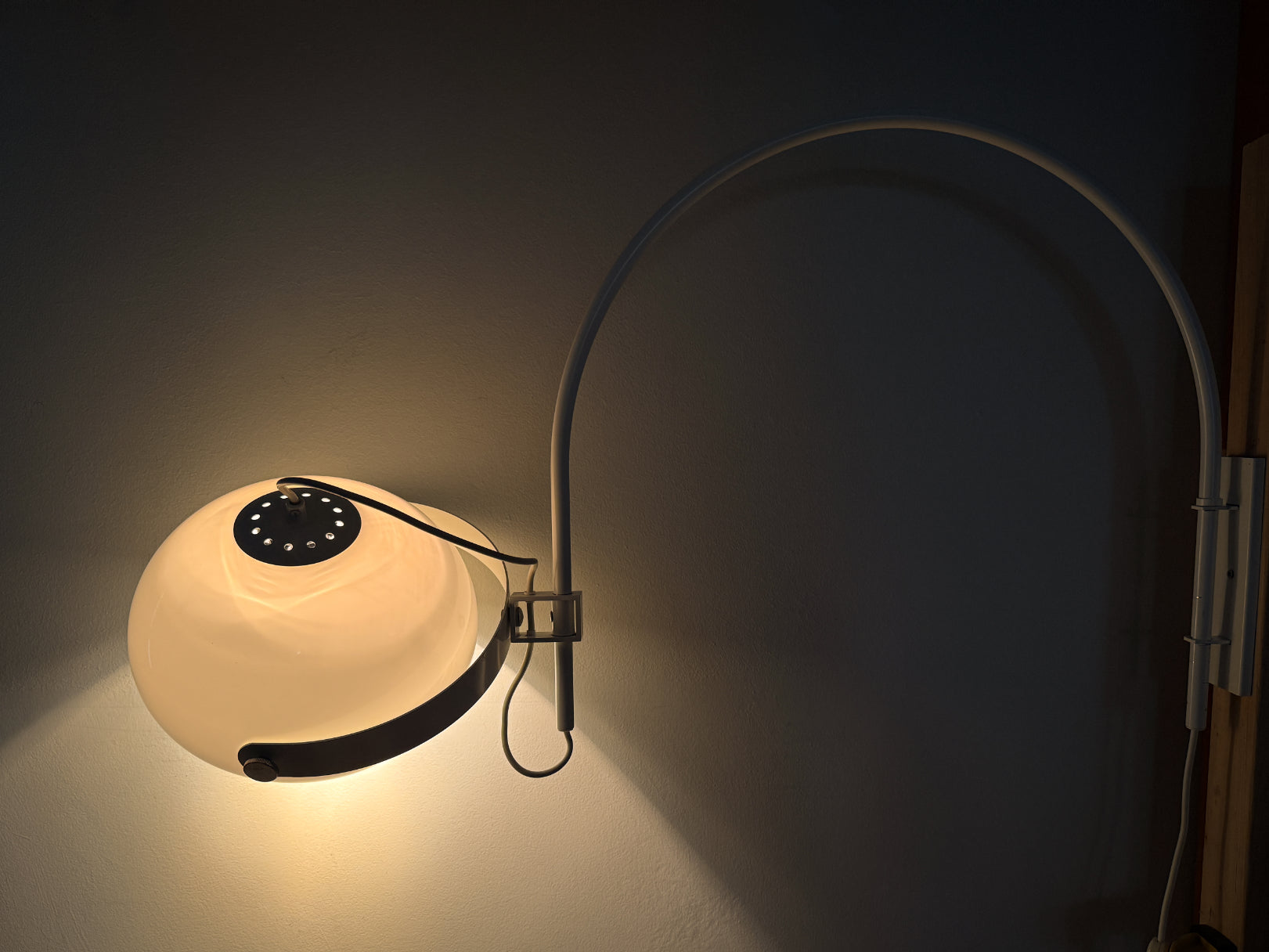 Mid_Century_Space_Age_Mushroom_Wall_Lamp_by_Dijkstra,_White_Adjustable_Wall_Light,_Netherlands_1970s