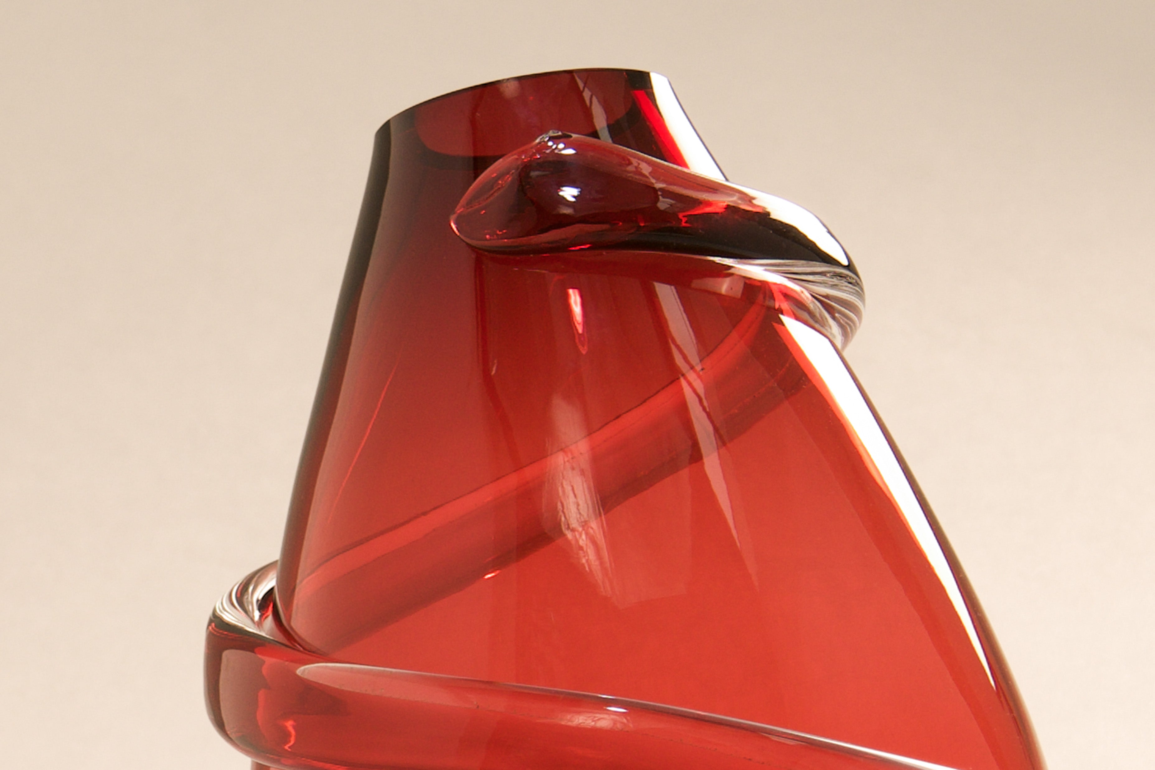 Red_Hand-Blown_Glass_Vase_by_Sem_Schanzer_for_L’Anverre,_Belgium,_1990s
