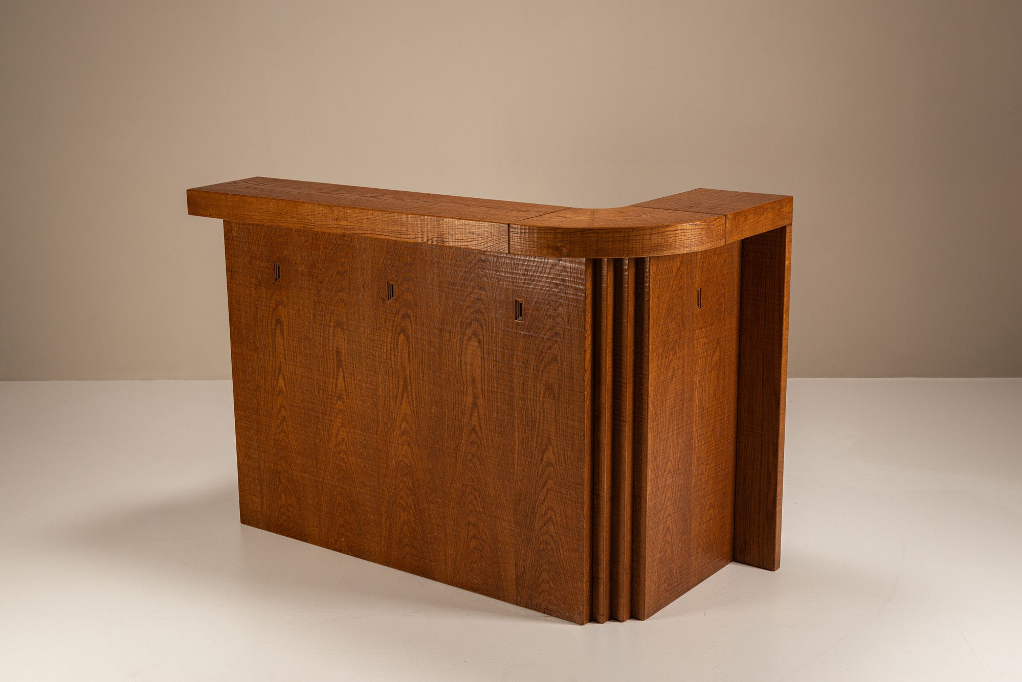 Dry_Bar,_Giuseppe_Rivadossi,_Slavonian_Oak,_1980s,_Italy