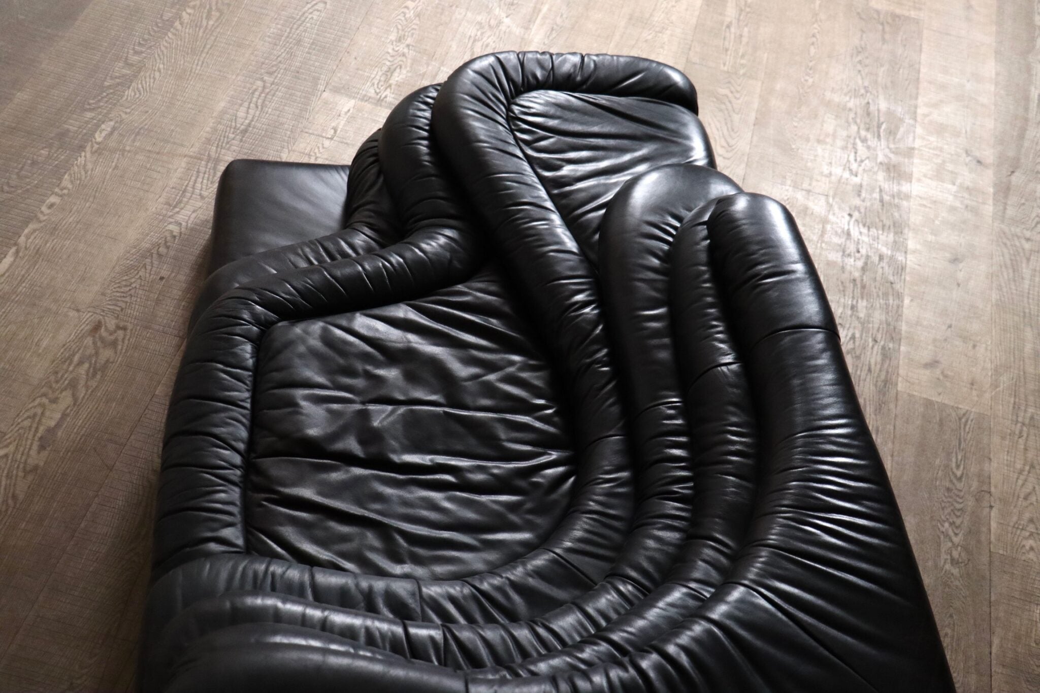 DS-1025_Terrazza_Sofa_by_Ubald_Klug_for_De_Sede,_Swiss_Postmodern_Leather_Sofa,_1970s