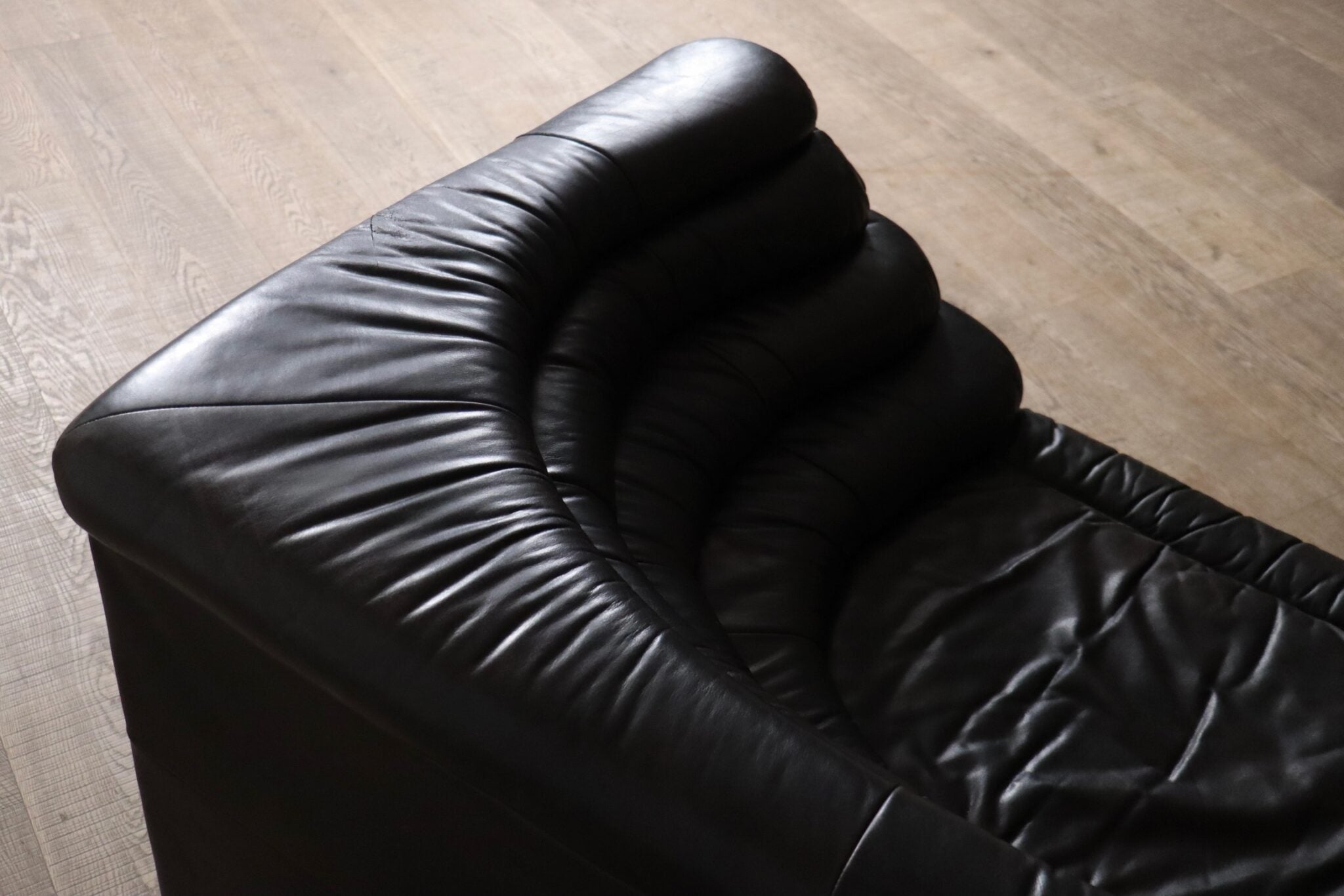 DS-1025_Terrazza_Sofa_by_Ubald_Klug_for_De_Sede,_Swiss_Postmodern_Leather_Sofa,_1970s