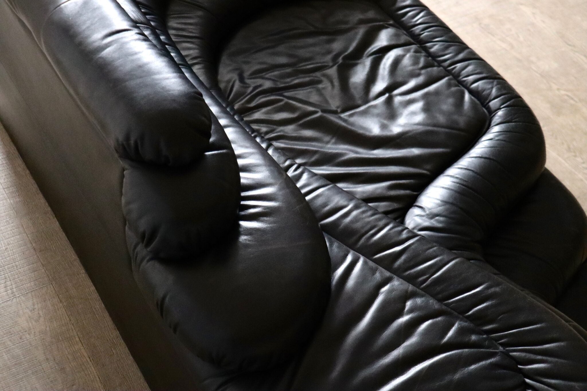 DS-1025_Terrazza_Sofa_by_Ubald_Klug_for_De_Sede,_Swiss_Postmodern_Leather_Sofa,_1970s