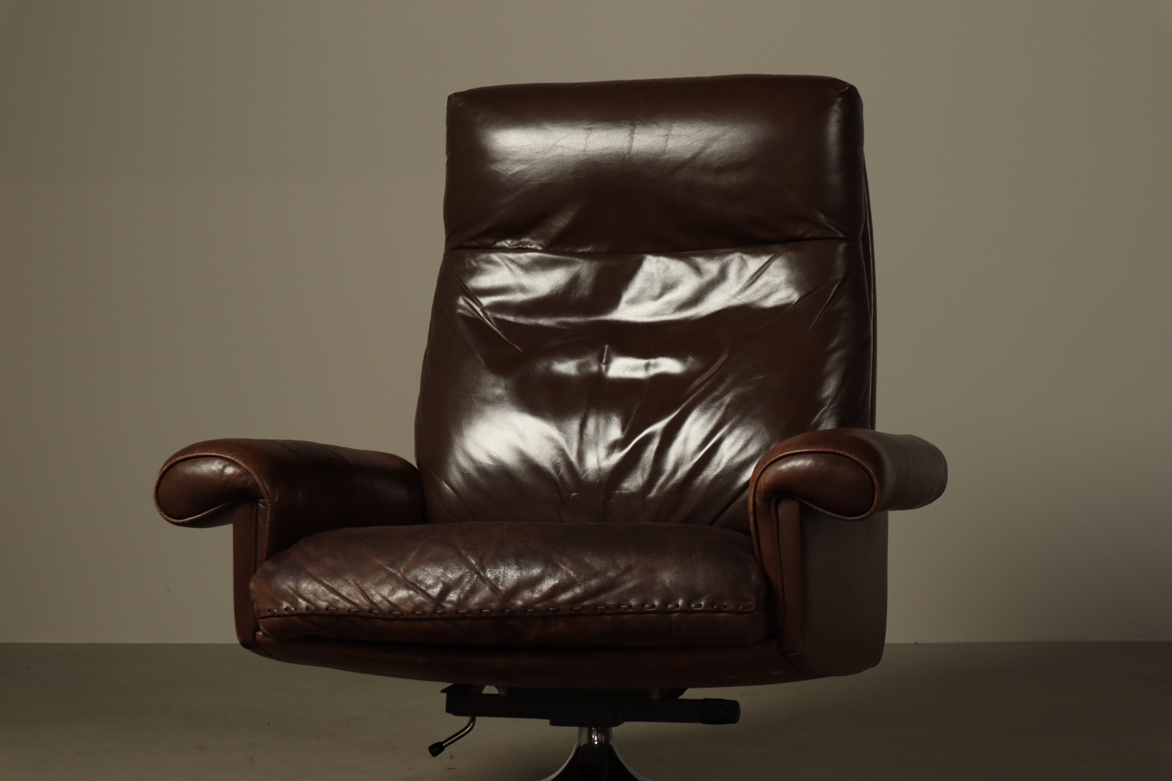 1970s_Swiss_Cognac_Leather_Swivel_Recliner_Lounge_Chair_with_Aluminium_Base