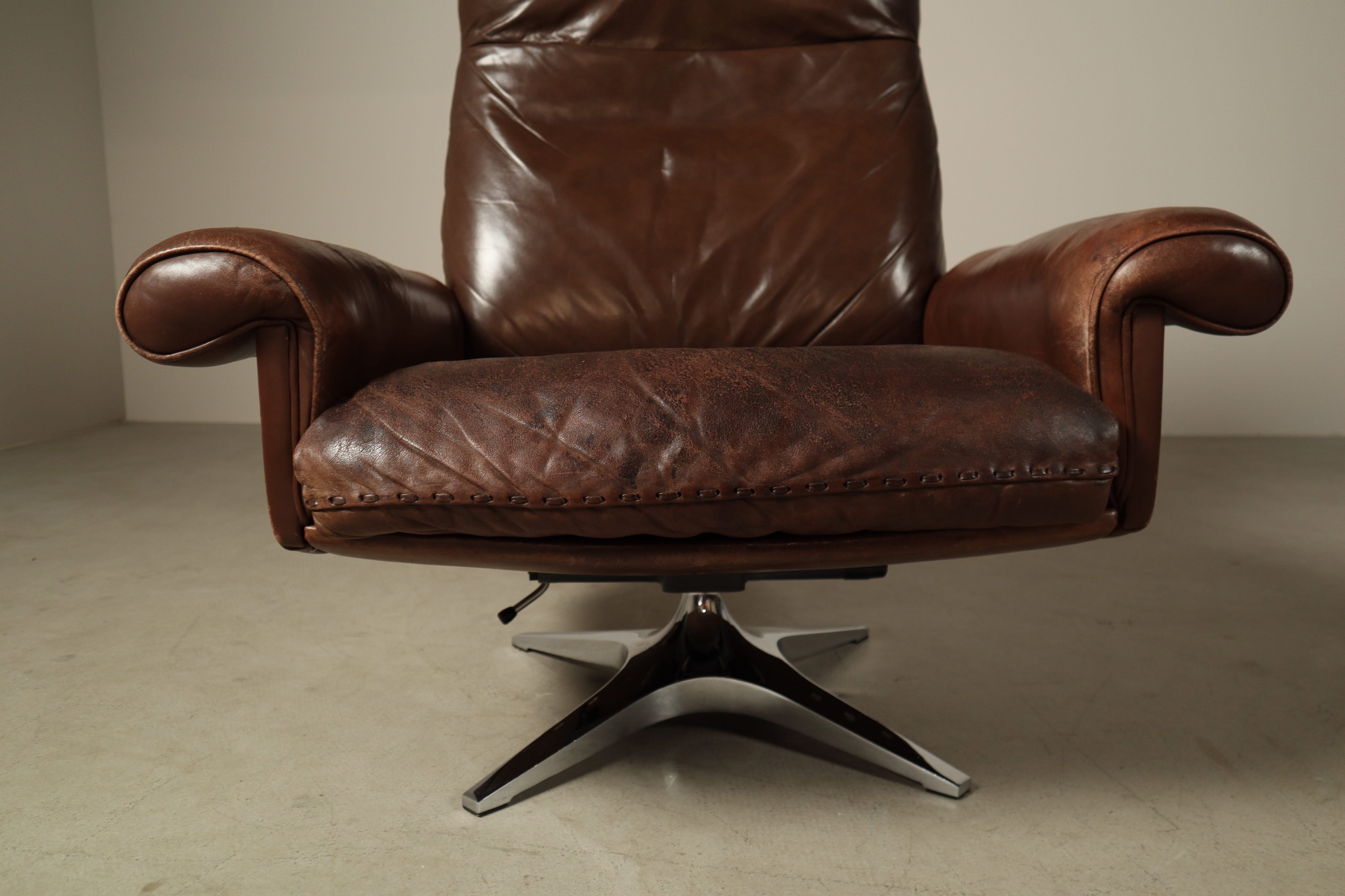 1970s_Swiss_Cognac_Leather_Swivel_Recliner_Lounge_Chair_with_Aluminium_Base