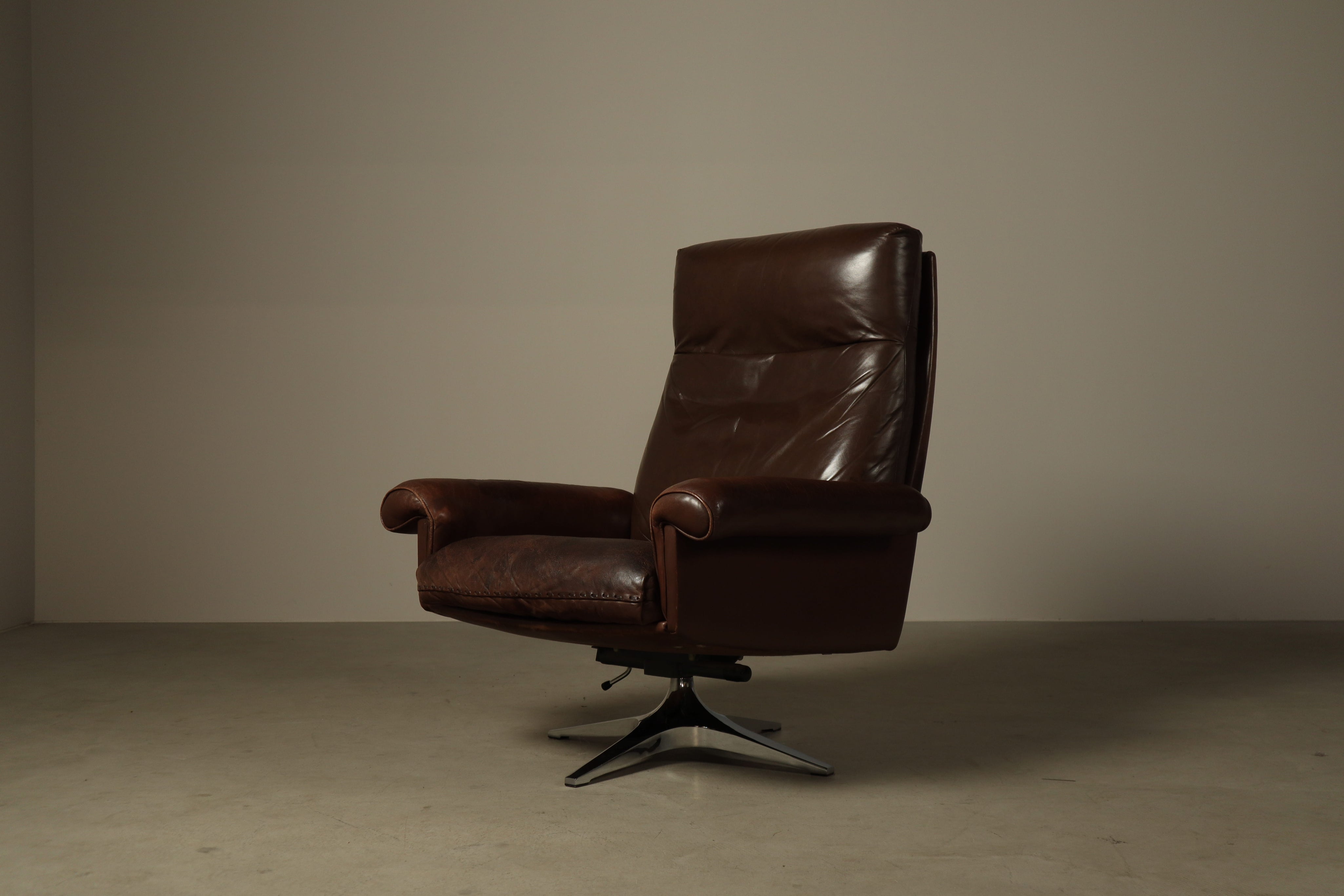 1970s_Swiss_Cognac_Leather_Swivel_Recliner_Lounge_Chair_with_Aluminium_Base