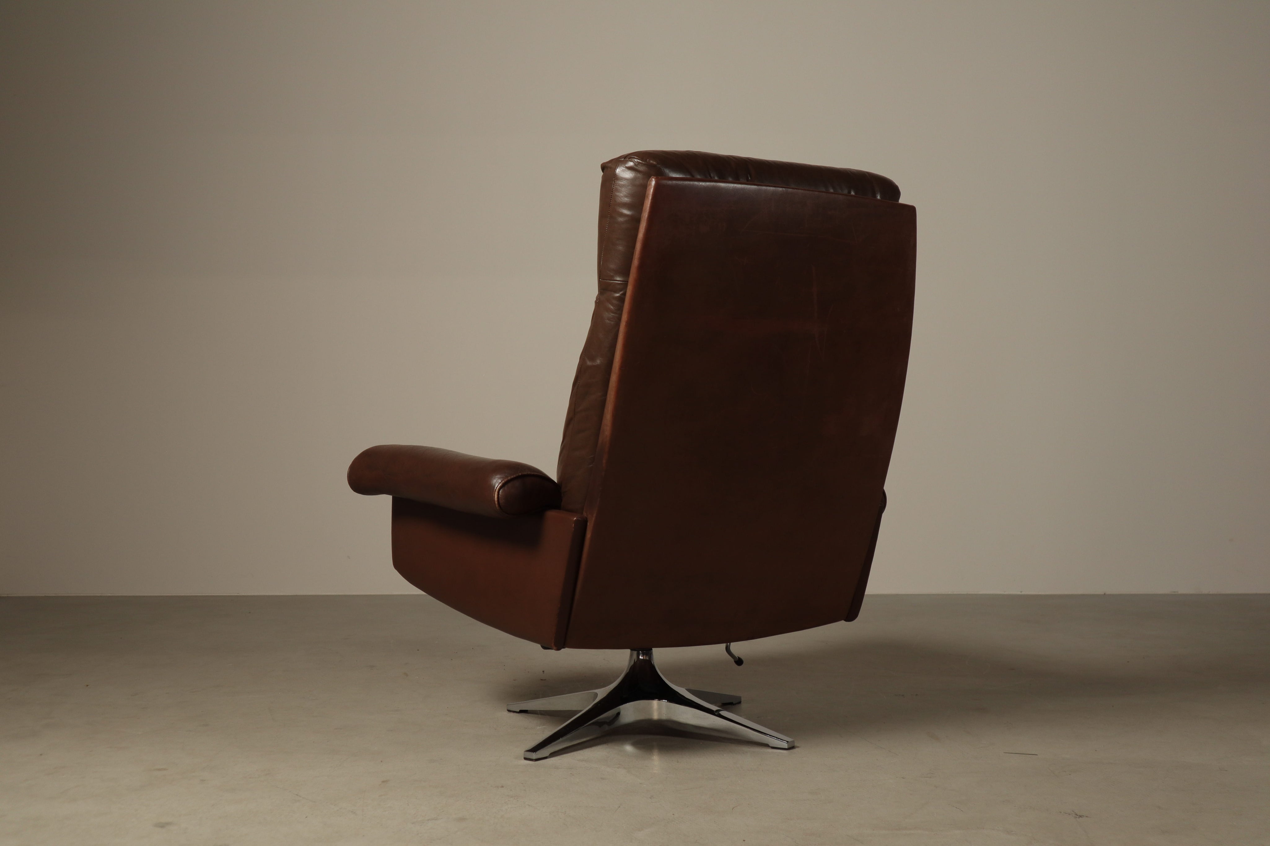 1970s_Swiss_Cognac_Leather_Swivel_Recliner_Lounge_Chair_with_Aluminium_Base