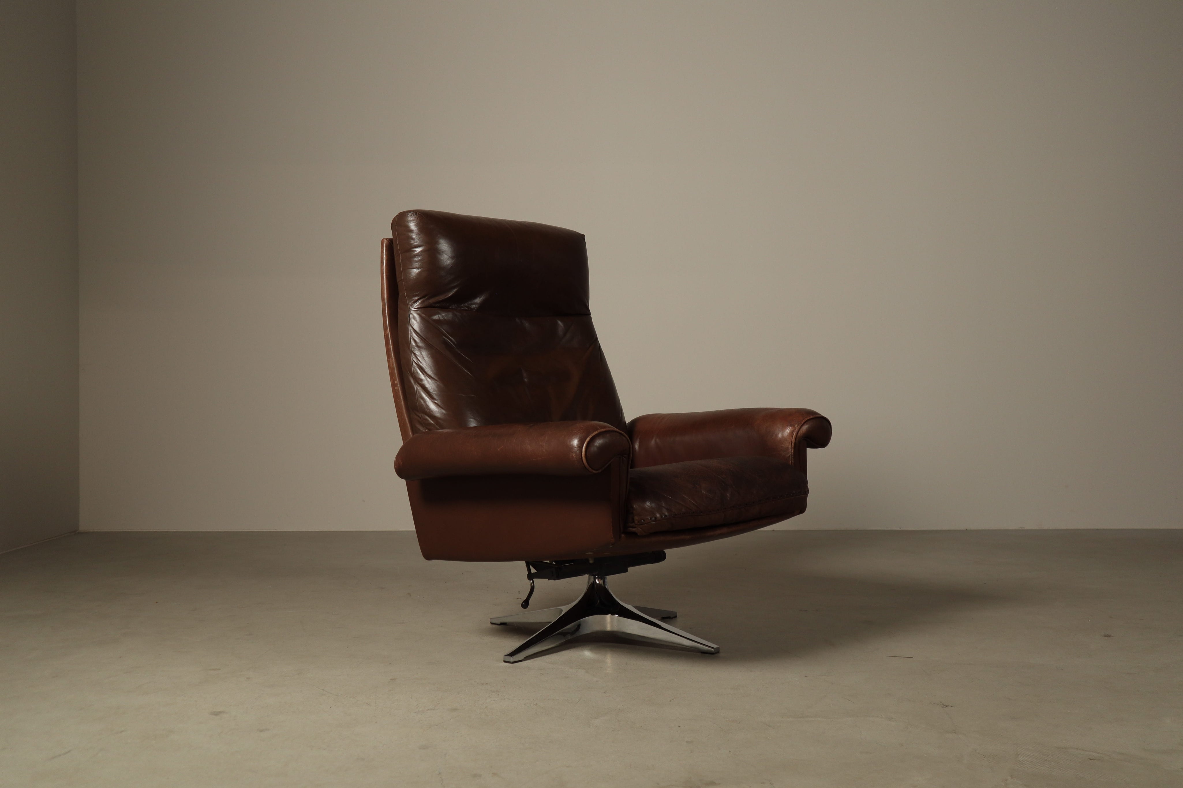 1970s_Swiss_Cognac_Leather_Swivel_Recliner_Lounge_Chair_with_Aluminium_Base
