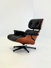 1956_Eames_Lounge_Chair_by_Charles_and_Ray_Eames_for_Vitra,_2004_Production