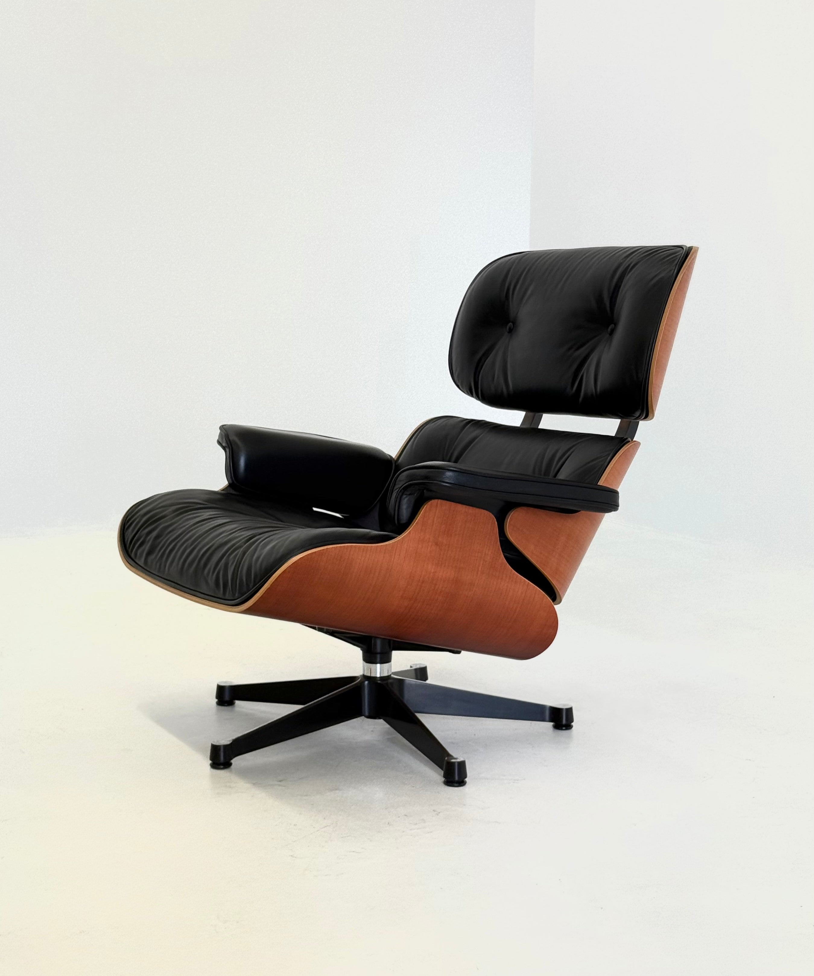 1956_Eames_Lounge_Chair_by_Charles_and_Ray_Eames_for_Vitra,_2004_Production