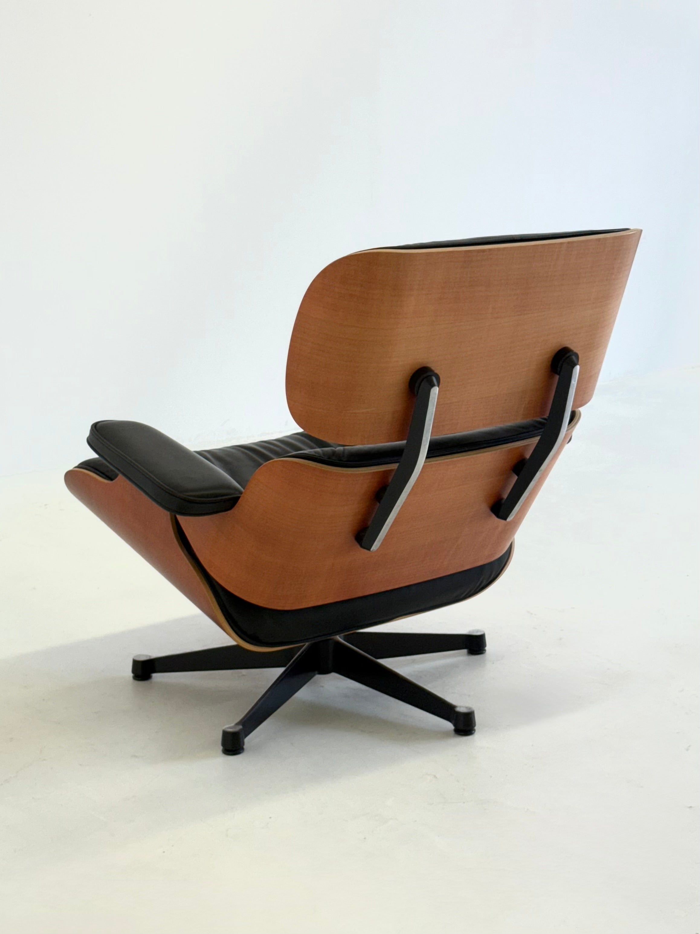 1956_Eames_Lounge_Chair_by_Charles_and_Ray_Eames_for_Vitra,_2004_Production