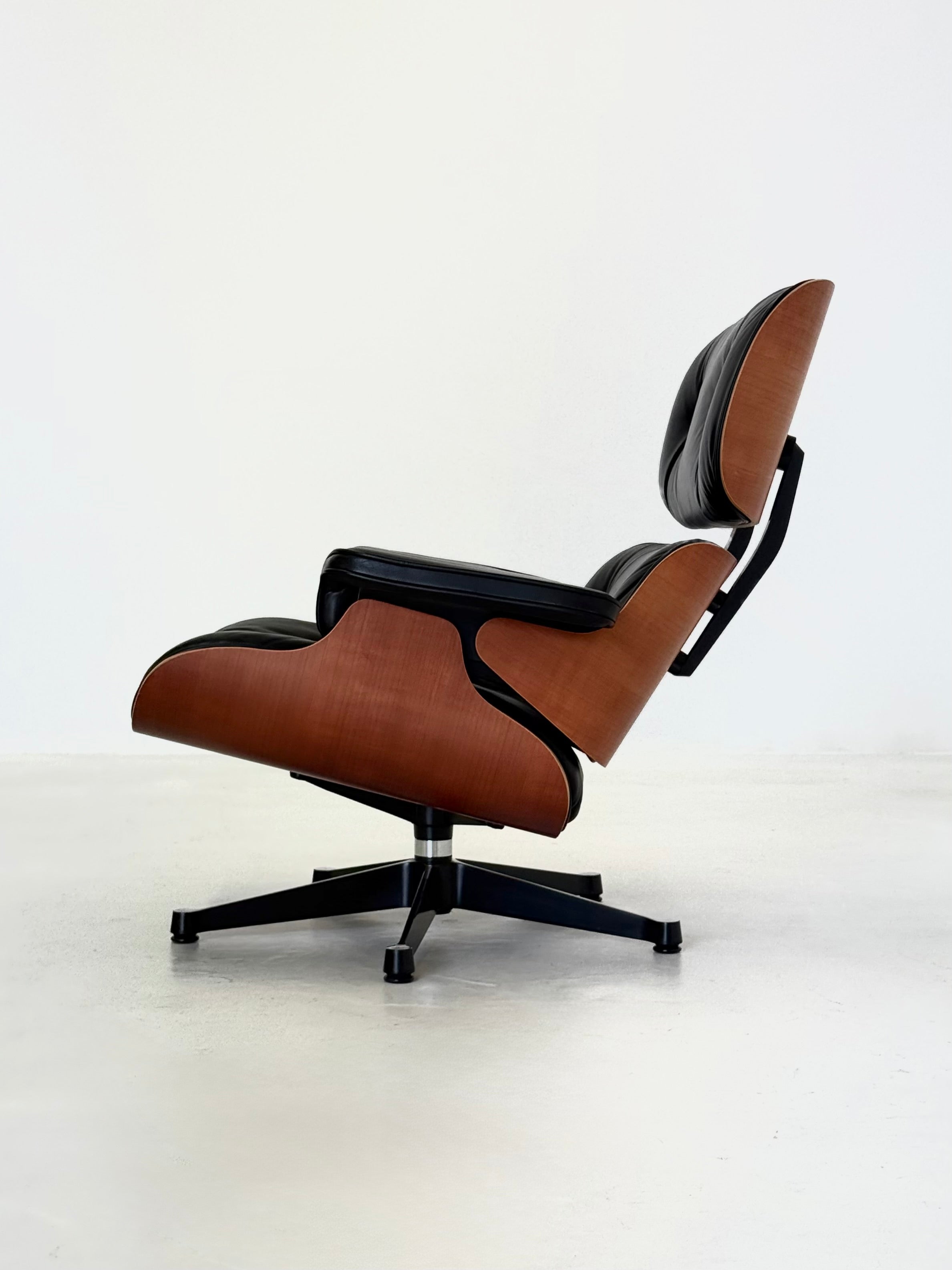 1956_Eames_Lounge_Chair_by_Charles_and_Ray_Eames_for_Vitra,_2004_Production