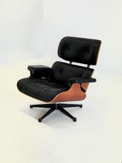 1956_Eames_Lounge_Chair_by_Charles_and_Ray_Eames_for_Vitra,_2004_Production