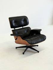 1956_Eames_Lounge_Chair_by_Charles_and_Ray_Eames_for_Vitra,_2004_Production