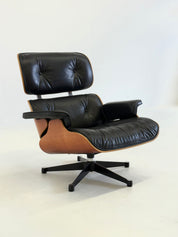 1956_Eames_Lounge_Chair_by_Charles_and_Ray_Eames_for_Vitra,_2004_Production