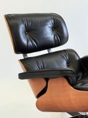 1956_Eames_Lounge_Chair_by_Charles_and_Ray_Eames_for_Vitra,_2004_Production