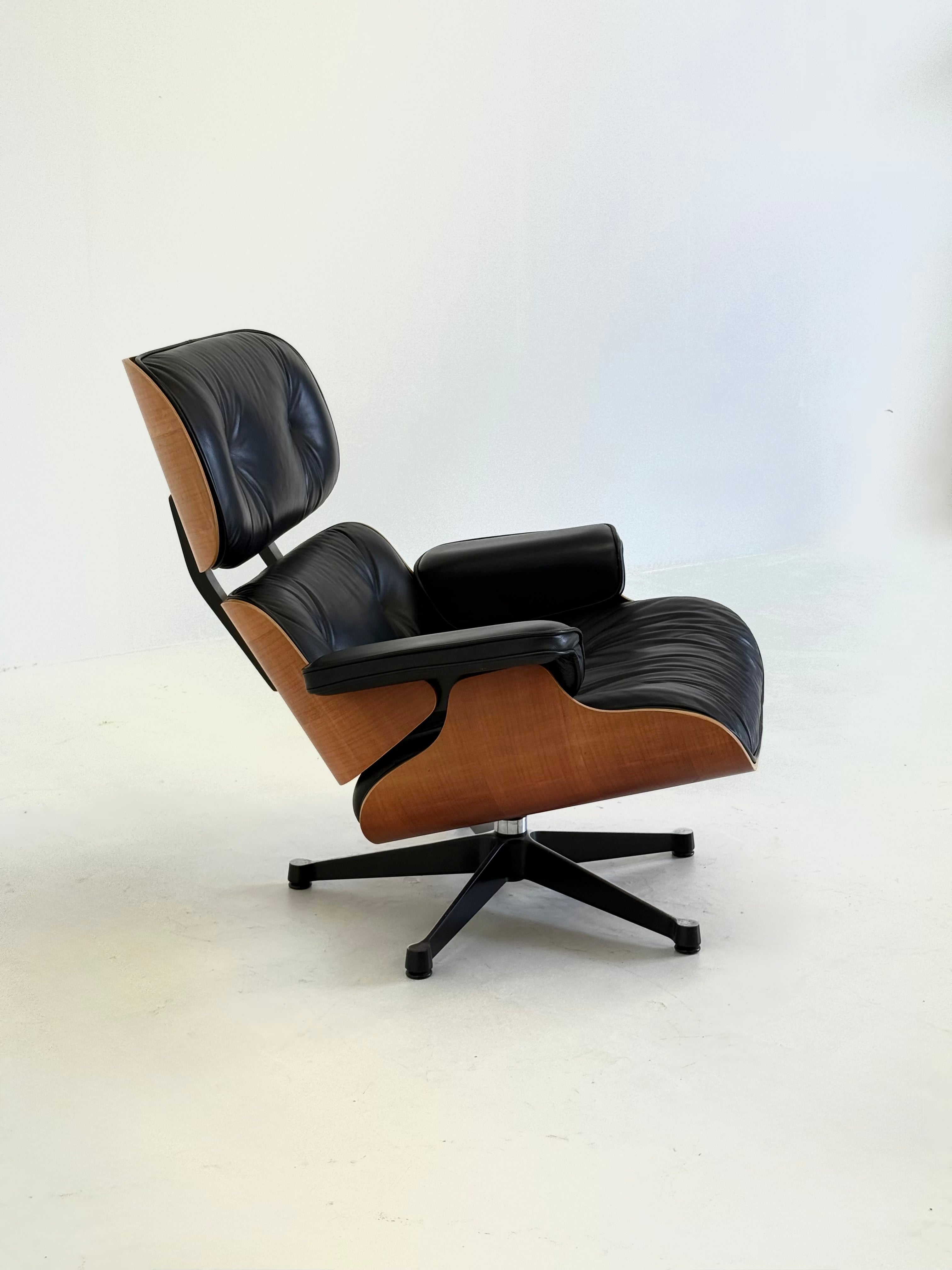 1956_Eames_Lounge_Chair_by_Charles_and_Ray_Eames_for_Vitra,_2004_Production