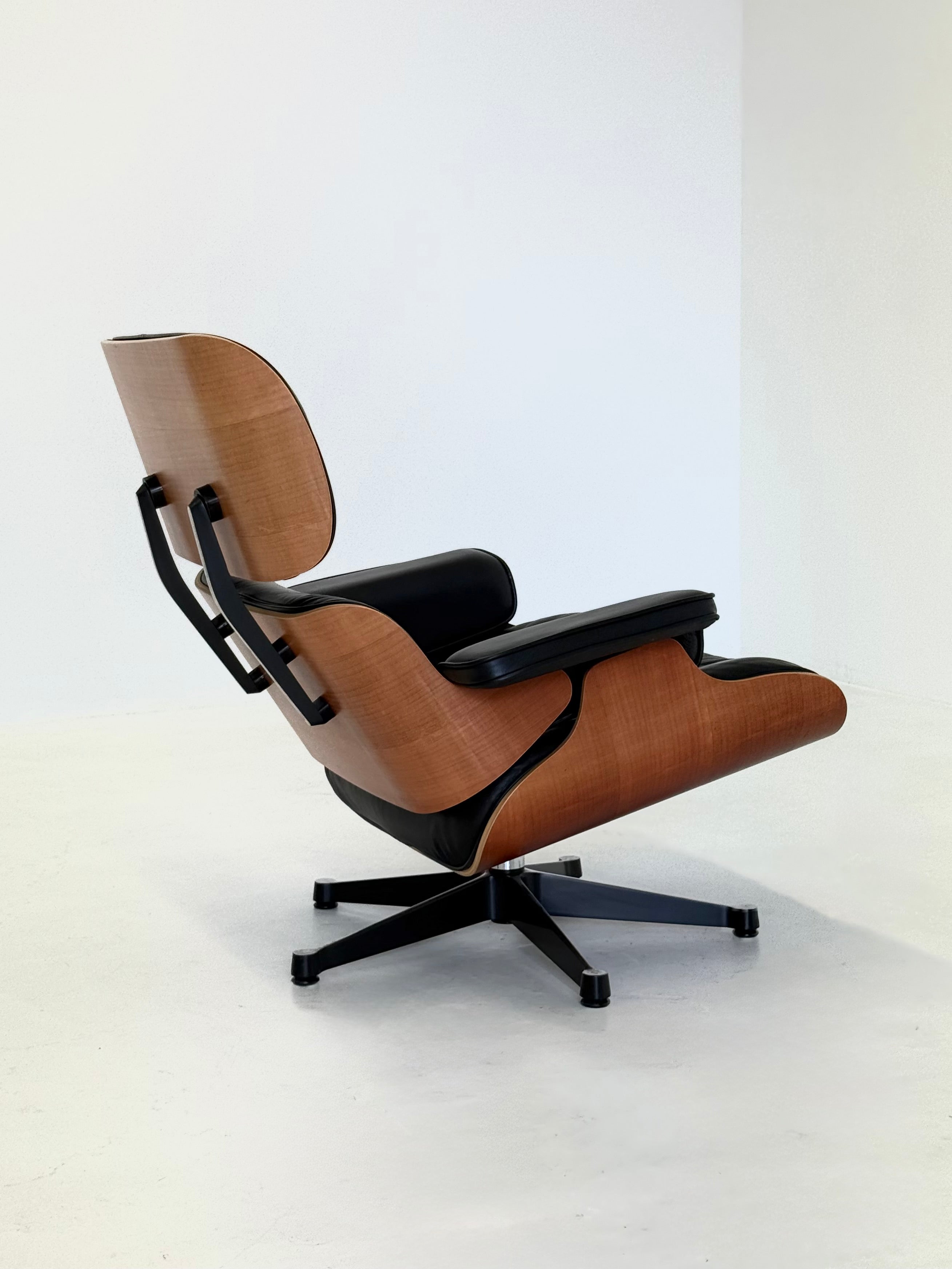1956_Eames_Lounge_Chair_by_Charles_and_Ray_Eames_for_Vitra,_2004_Production