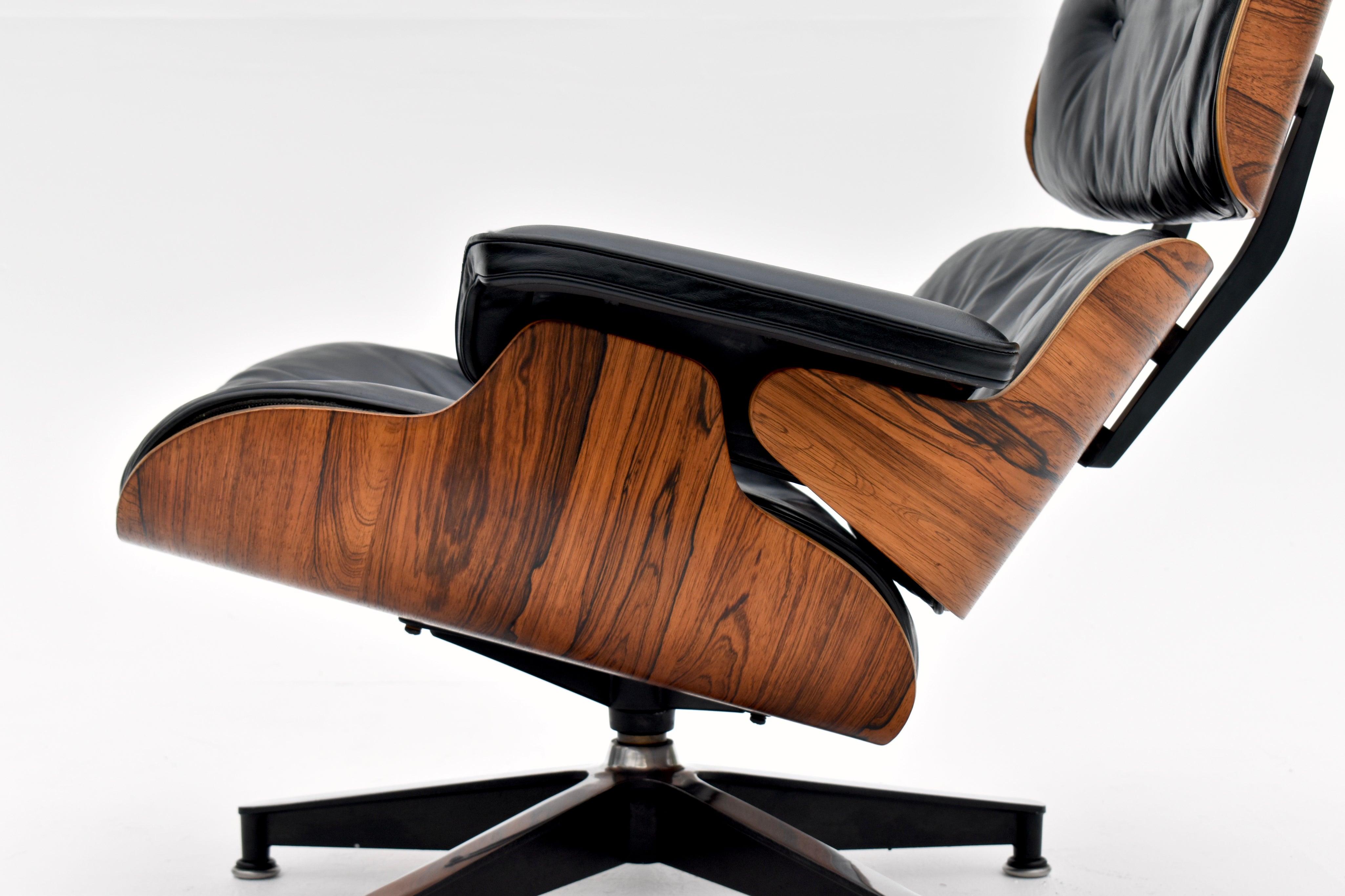 Early_Eames_Lounge_Chair_in_Brazilian_Rosewood_and_Black_Leather_by_Herman_Miller,_1960s