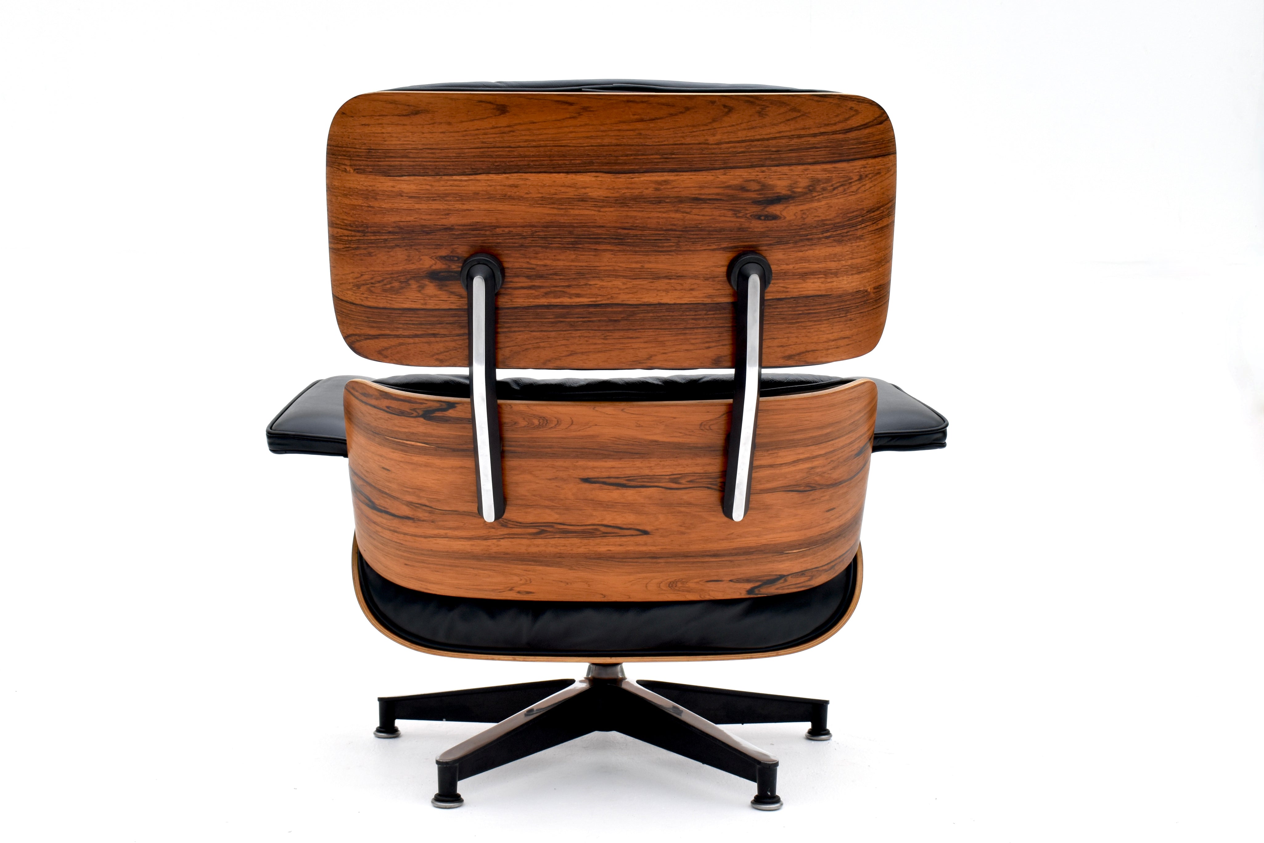 Early_Eames_Lounge_Chair_in_Brazilian_Rosewood_and_Black_Leather_by_Herman_Miller,_1960s
