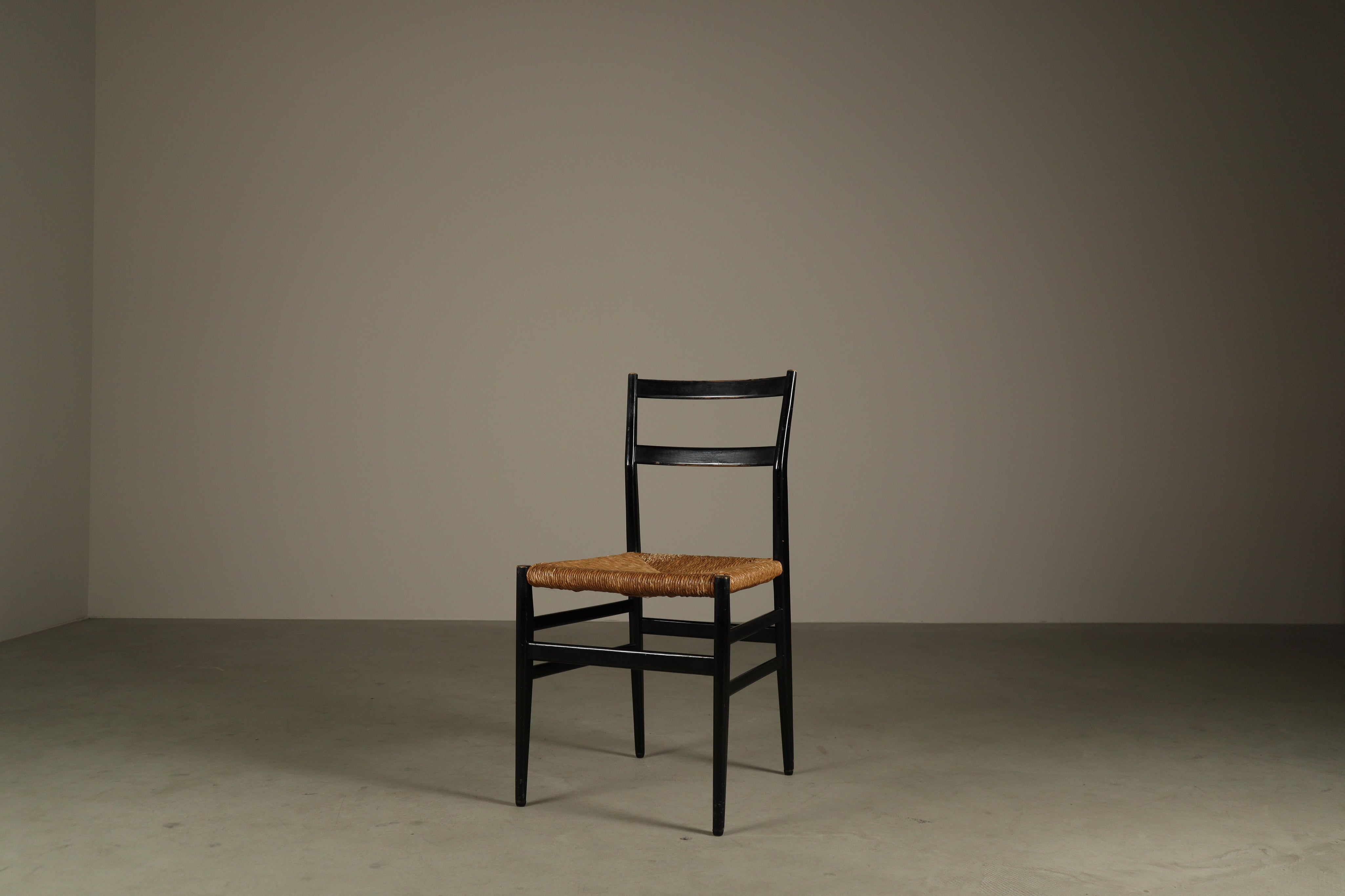 Set_of_5_Early_Cassina_Leggera_646_chairs_by_Gio_Ponti,_Italy_1952