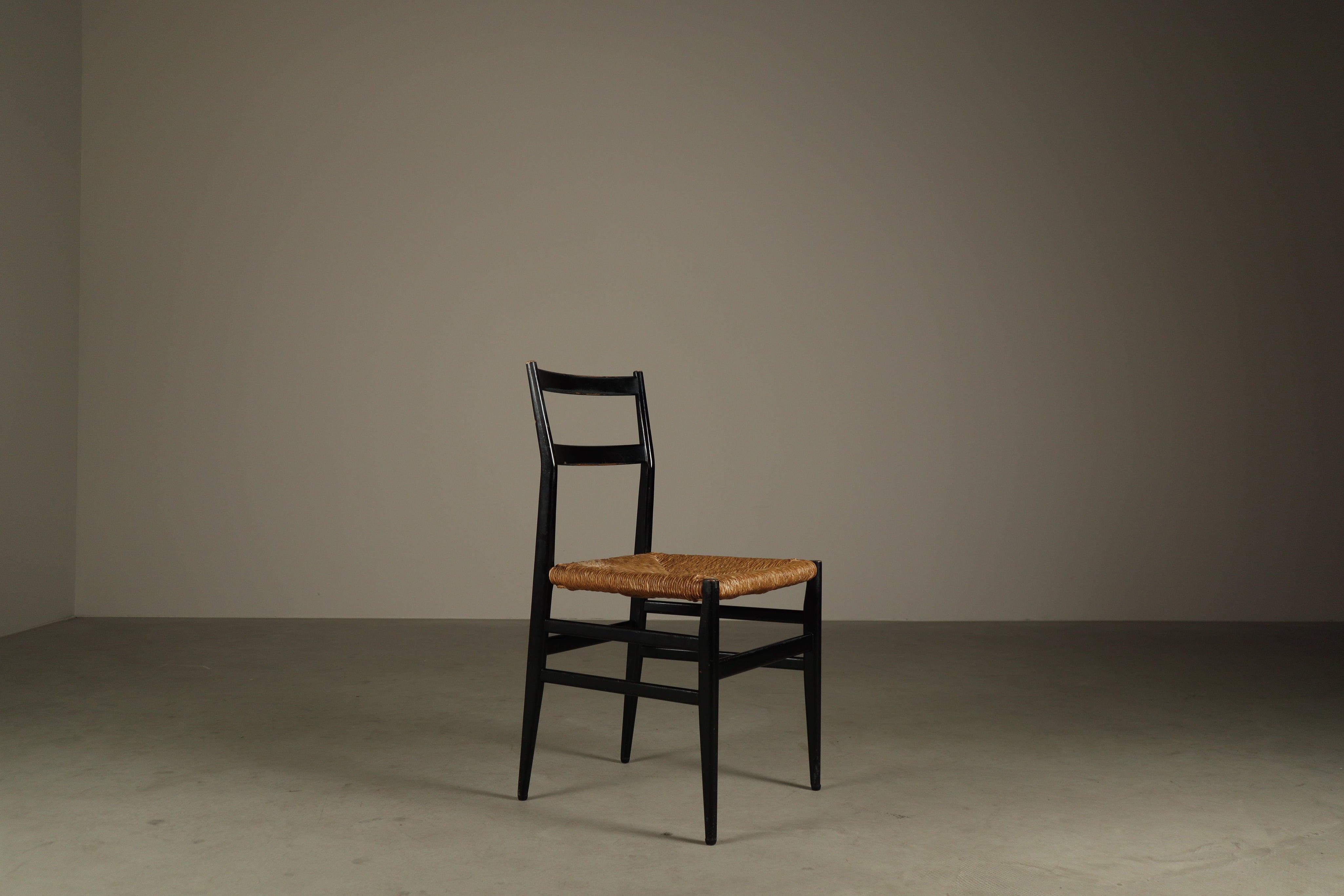 Set_of_5_Early_Cassina_Leggera_646_chairs_by_Gio_Ponti,_Italy_1952