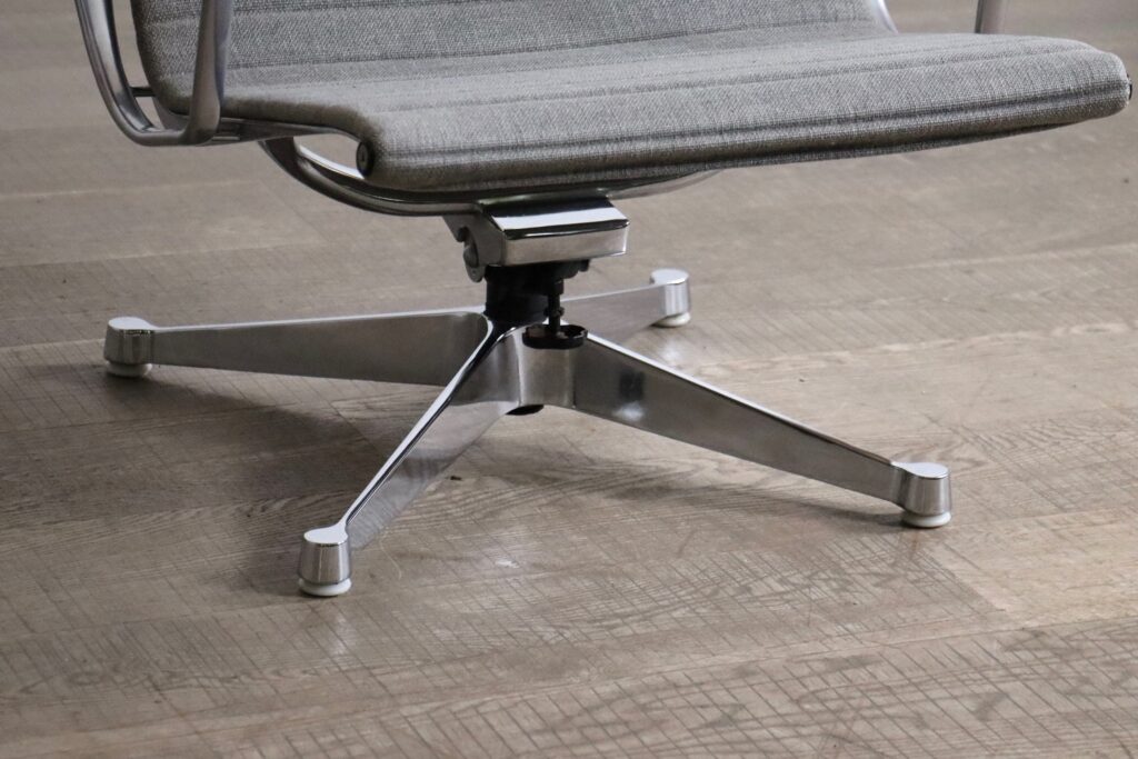 Early_Edition_EA124_Aluminium_Group_Lounge_Chair_by_Charles_&_Ray_Eames_for_Herman_Miller,_1970s