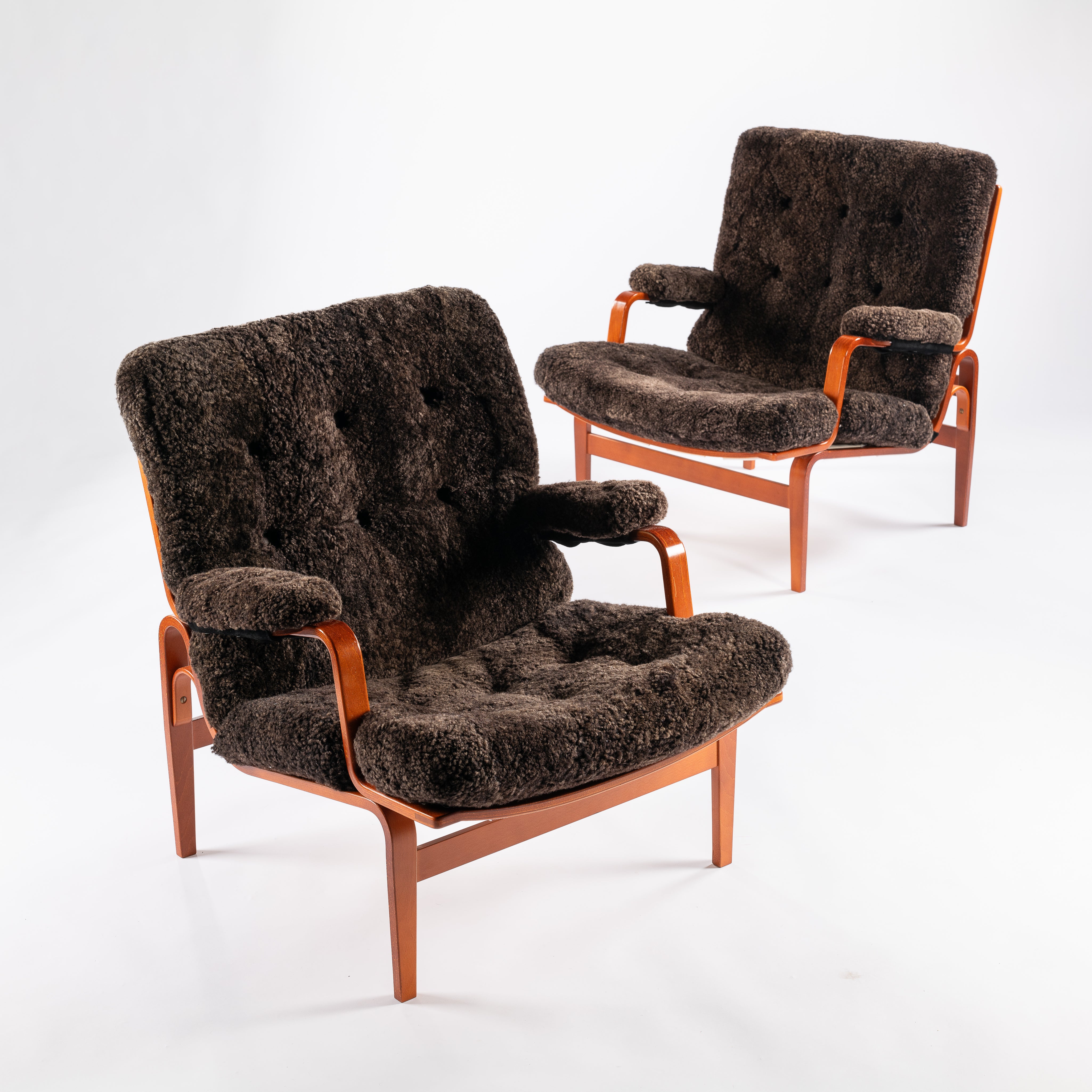 Set_of_2_Bruno_Mathsson_‘Ingrid’_Armchairs_in_Espresso_Sheepskin,_Sweden_1959