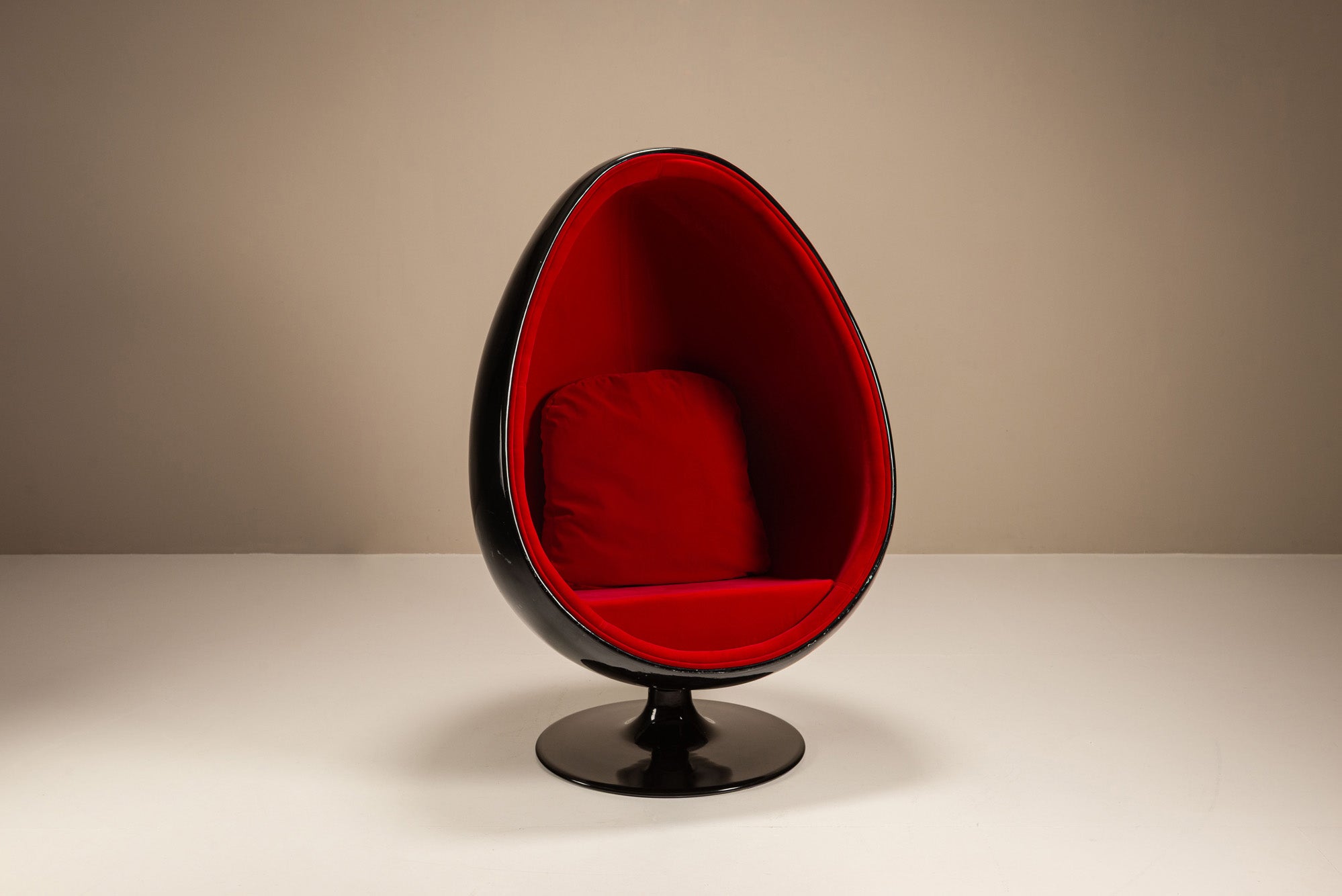 Eero_Aarnio_Egg_Pod_Chair_in_Black_and_Red,_1960s