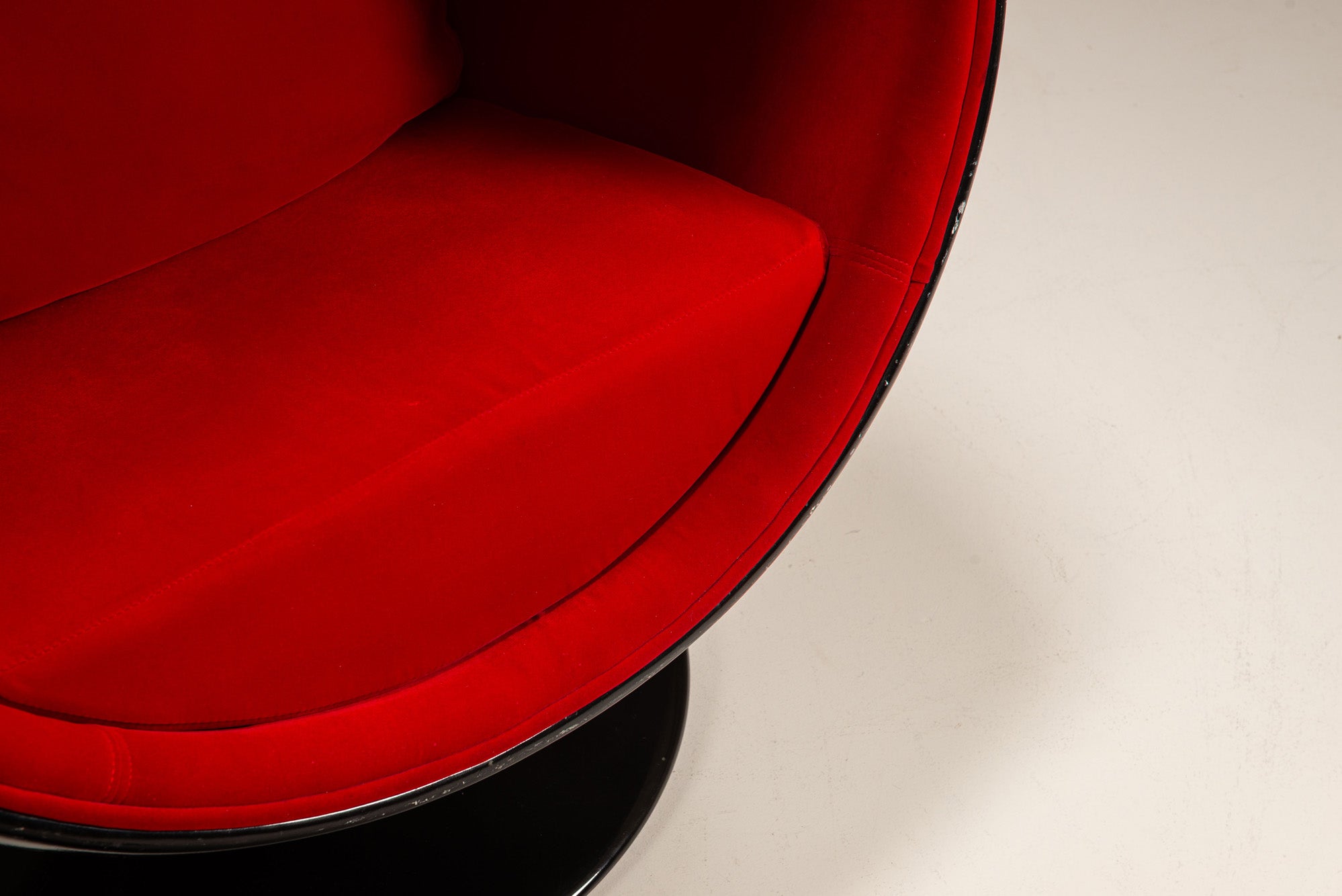 Eero_Aarnio_Egg_Pod_Chair_in_Black_and_Red,_1960s