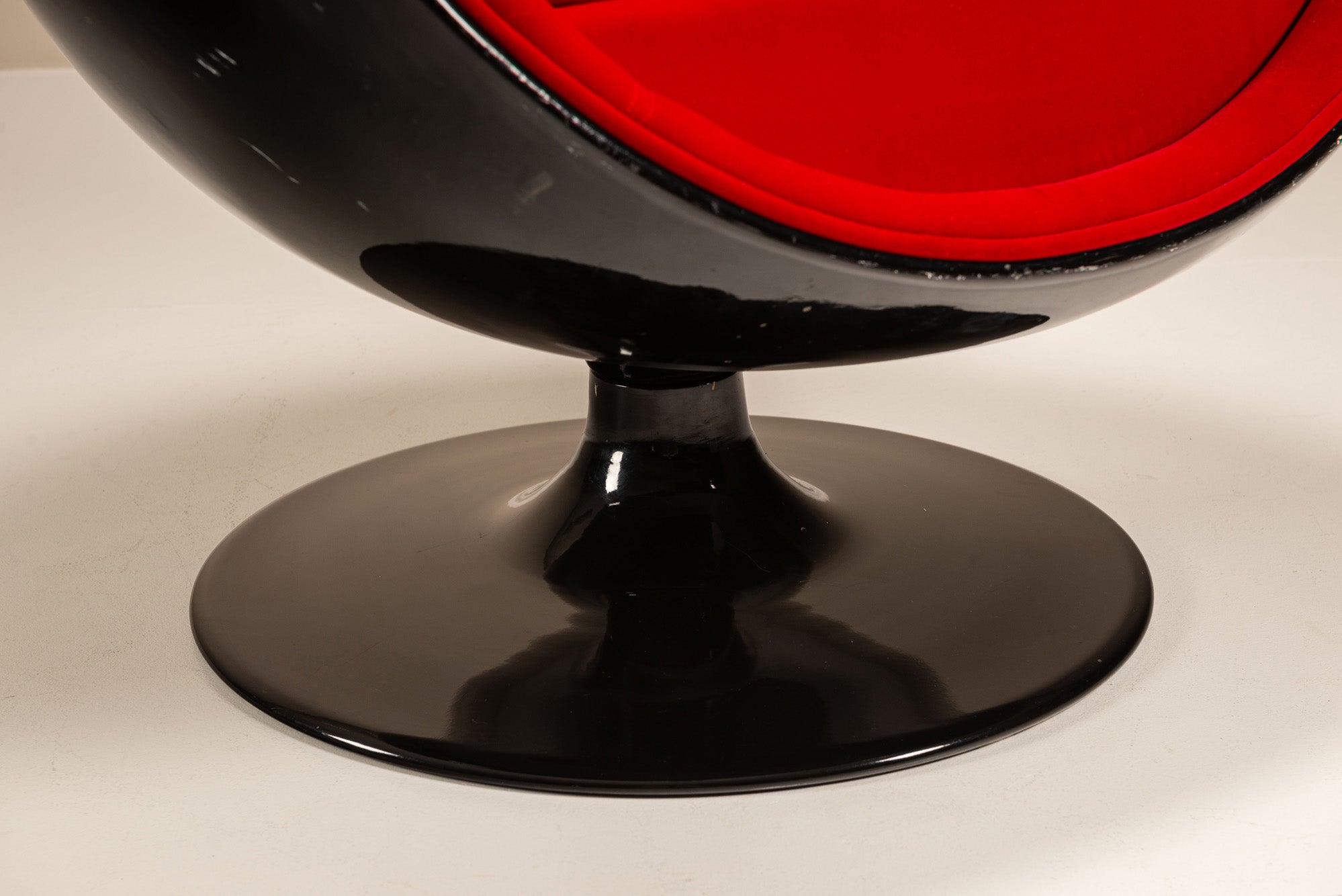 Eero_Aarnio_Egg_Pod_Chair_in_Black_and_Red,_1960s