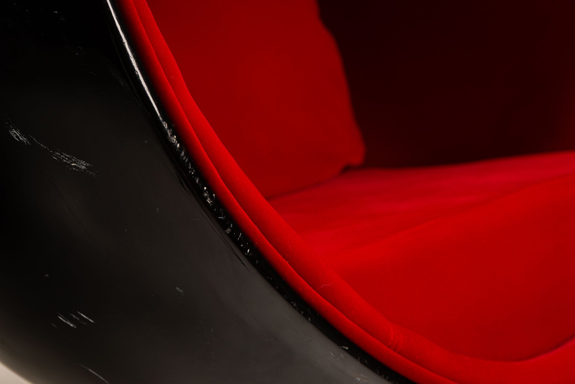 Eero_Aarnio_Egg_Pod_Chair_in_Black_and_Red,_1960s