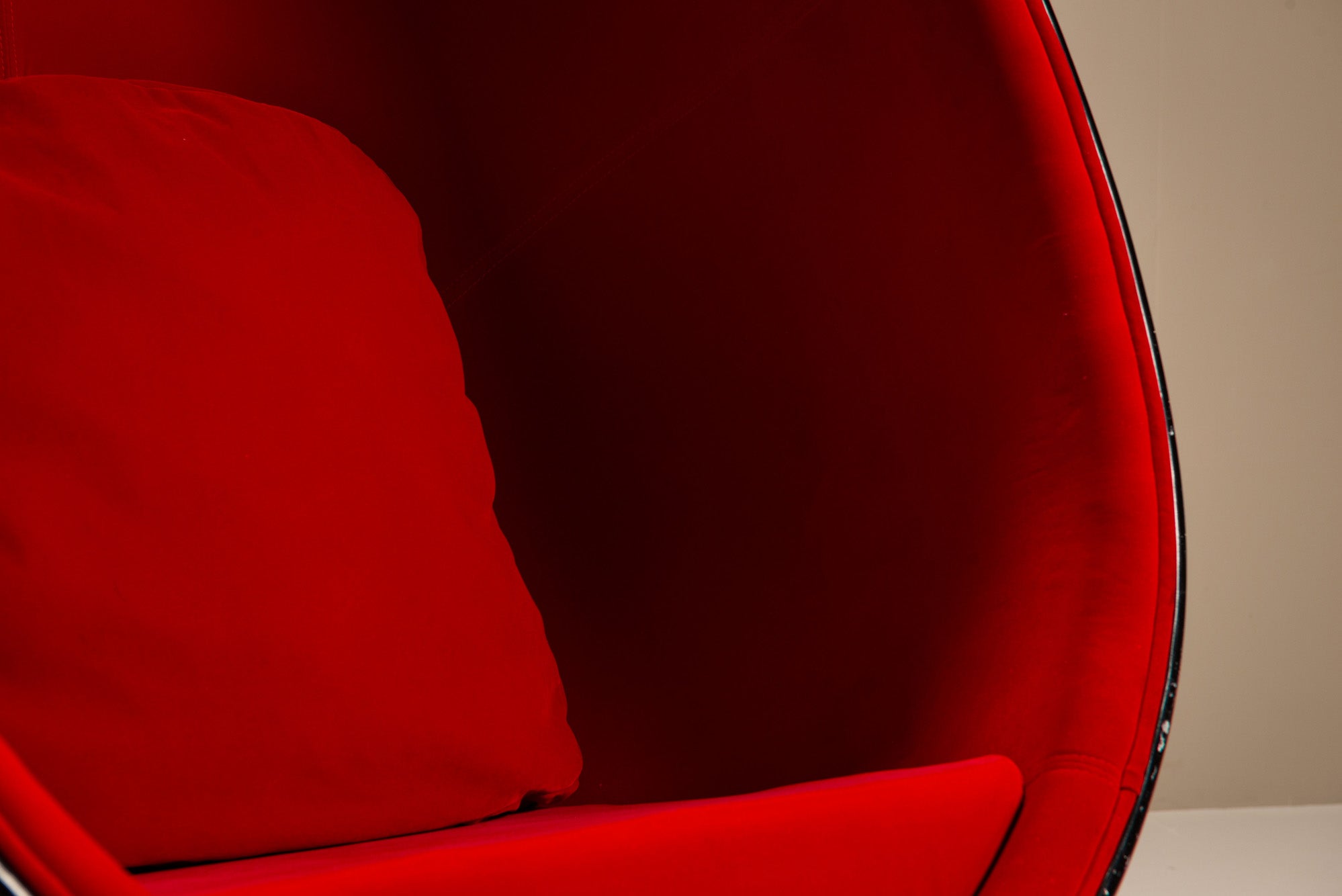 Eero_Aarnio_Egg_Pod_Chair_in_Black_and_Red,_1960s