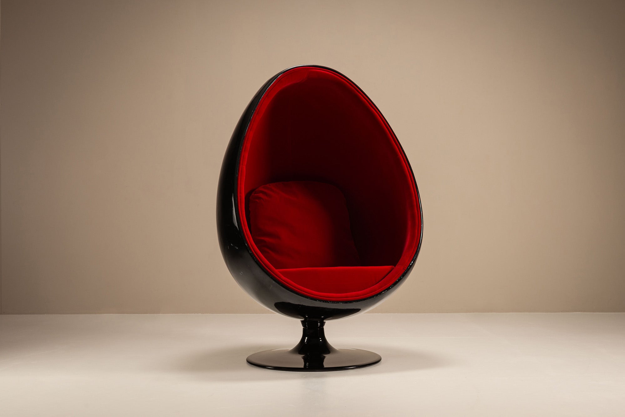 Eero_Aarnio_Egg_Pod_Chair_in_Black_and_Red,_1960s