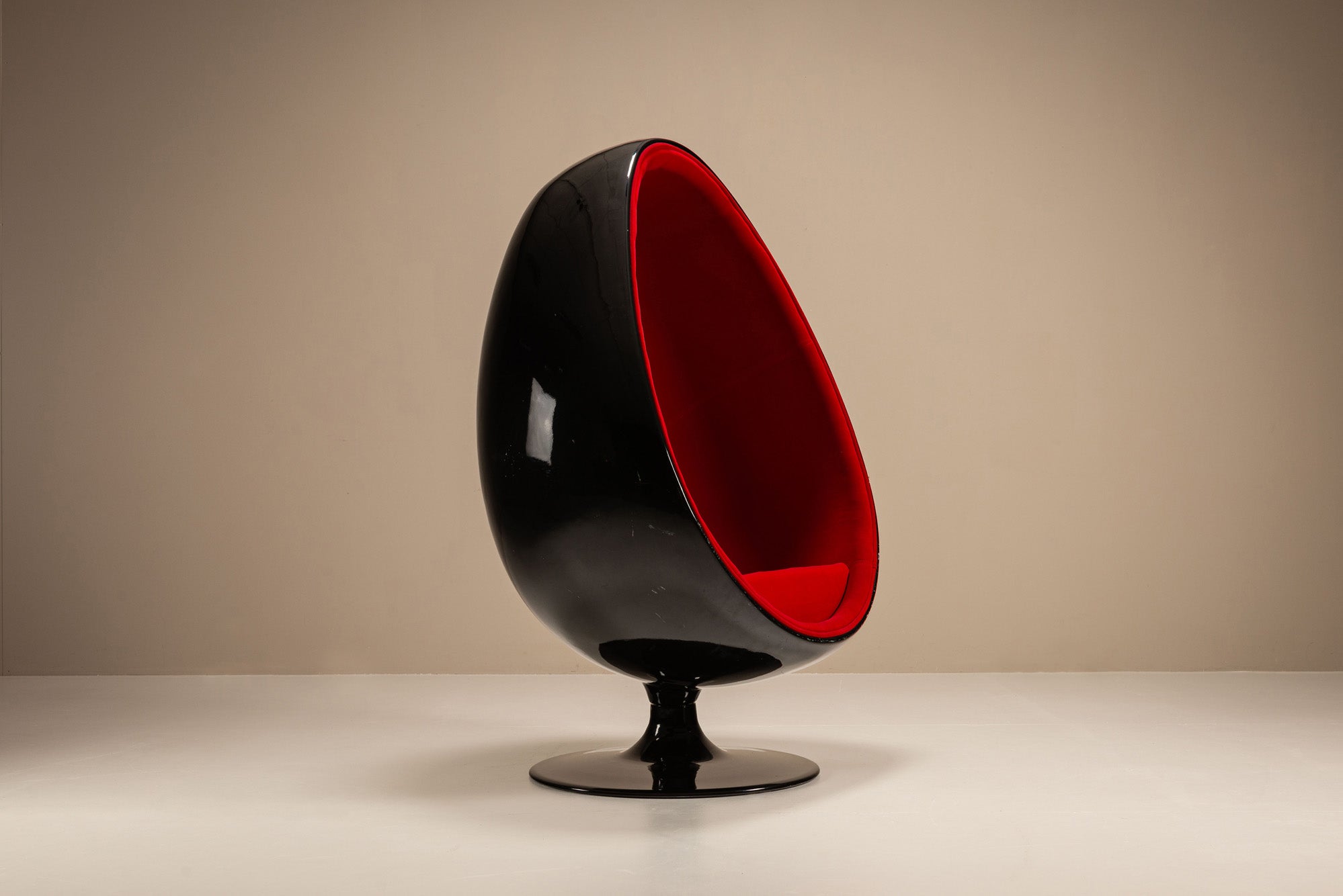 Eero_Aarnio_Egg_Pod_Chair_in_Black_and_Red,_1960s
