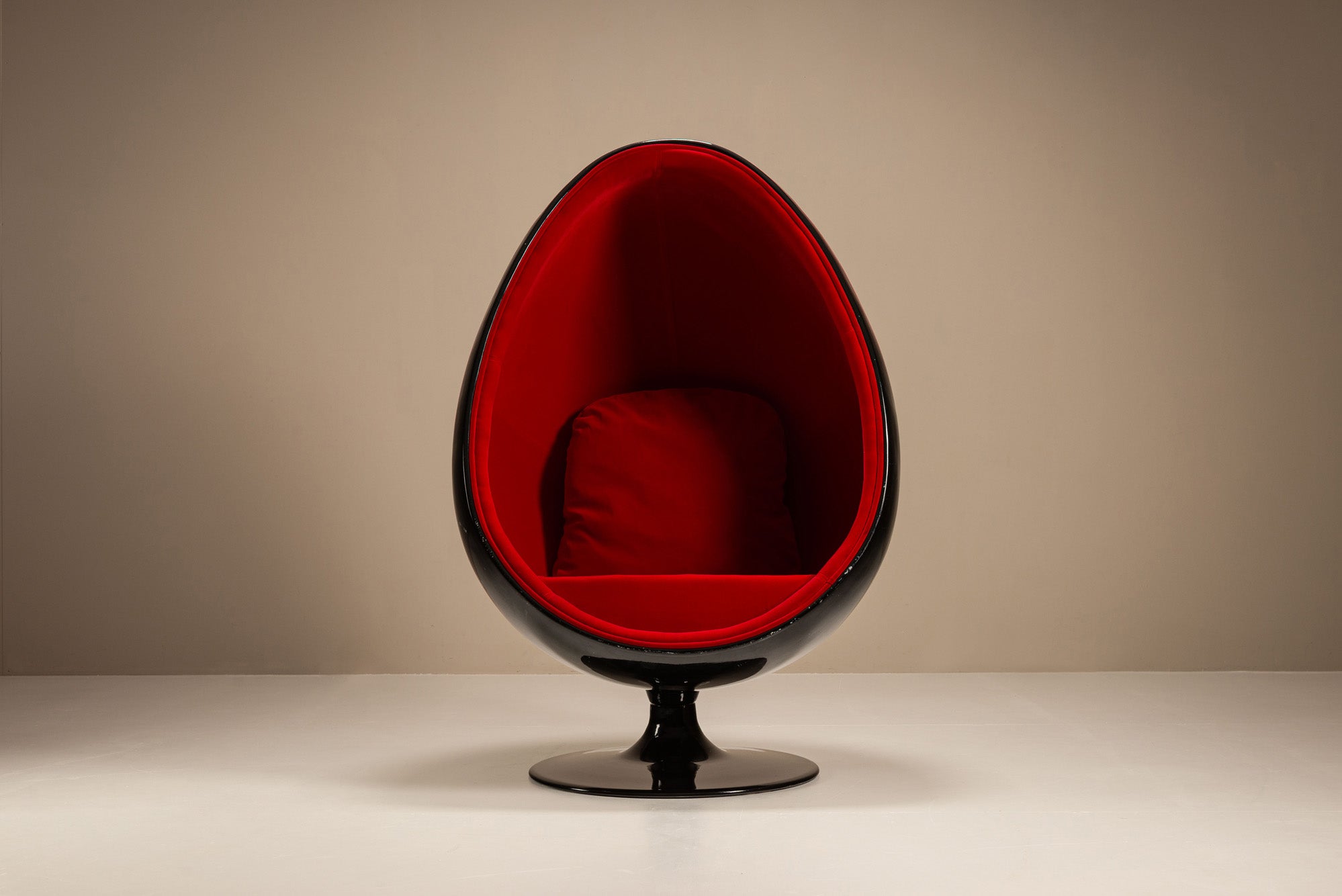Eero_Aarnio_Egg_Pod_Chair_in_Black_and_Red,_1960s