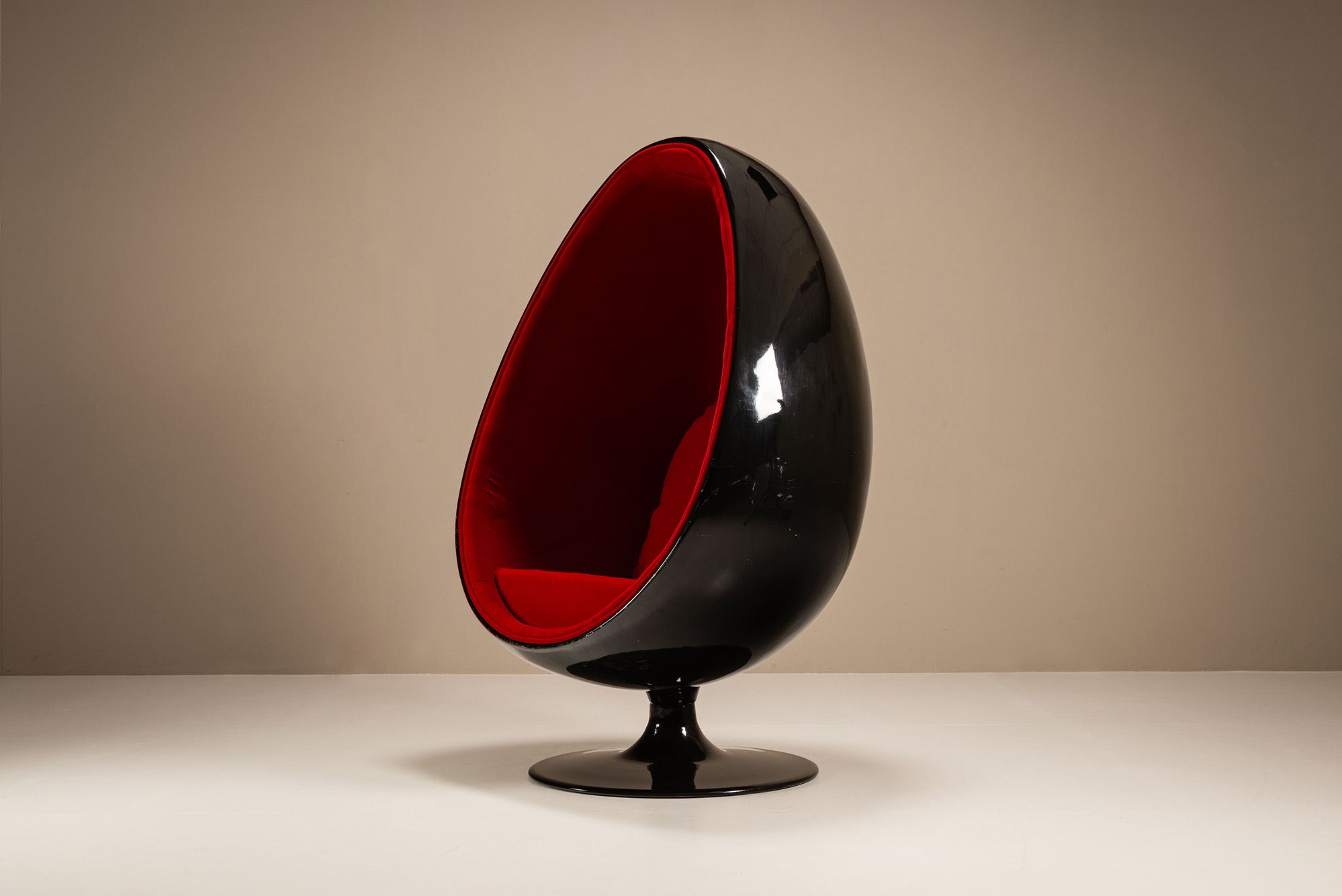Eero_Aarnio_Egg_Pod_Chair_in_Black_and_Red,_1960s