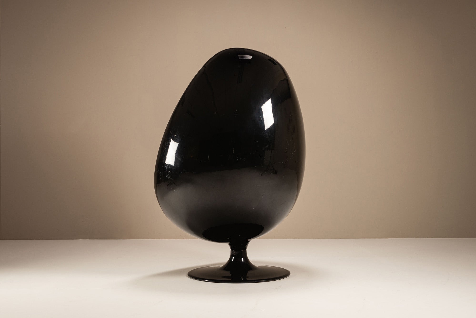 Eero_Aarnio_Egg_Pod_Chair_in_Black_and_Red,_1960s