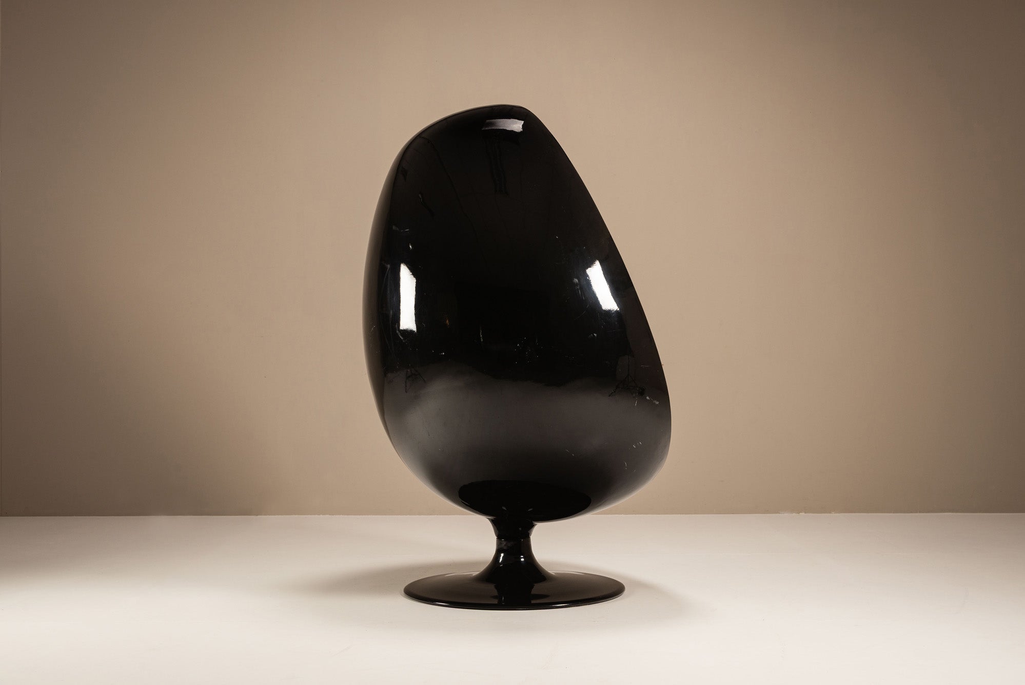 Eero_Aarnio_Egg_Pod_Chair_in_Black_and_Red,_1960s