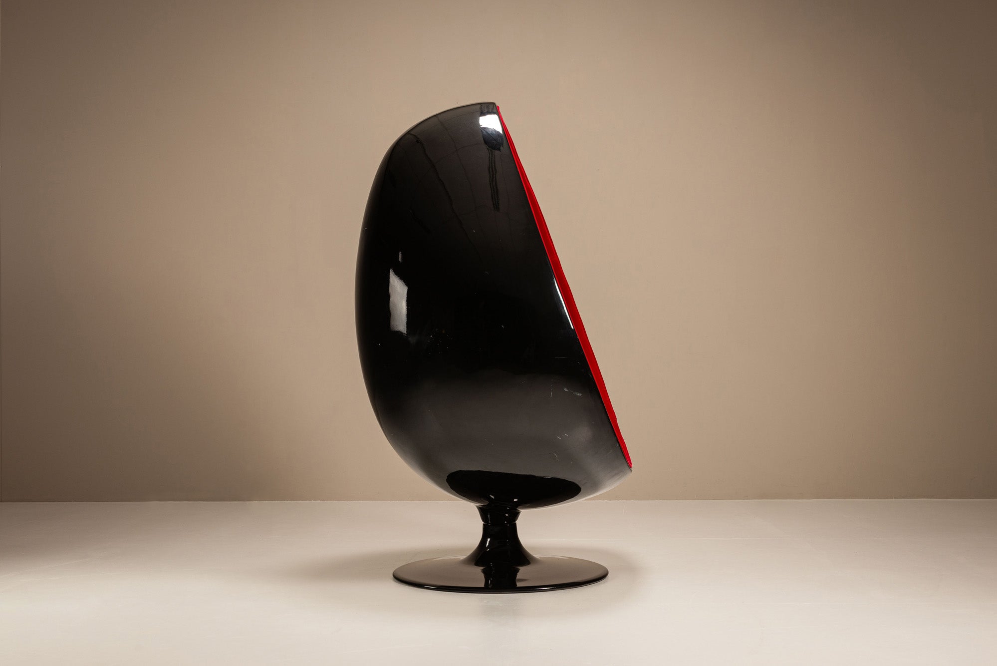 Eero_Aarnio_Egg_Pod_Chair_in_Black_and_Red,_1960s