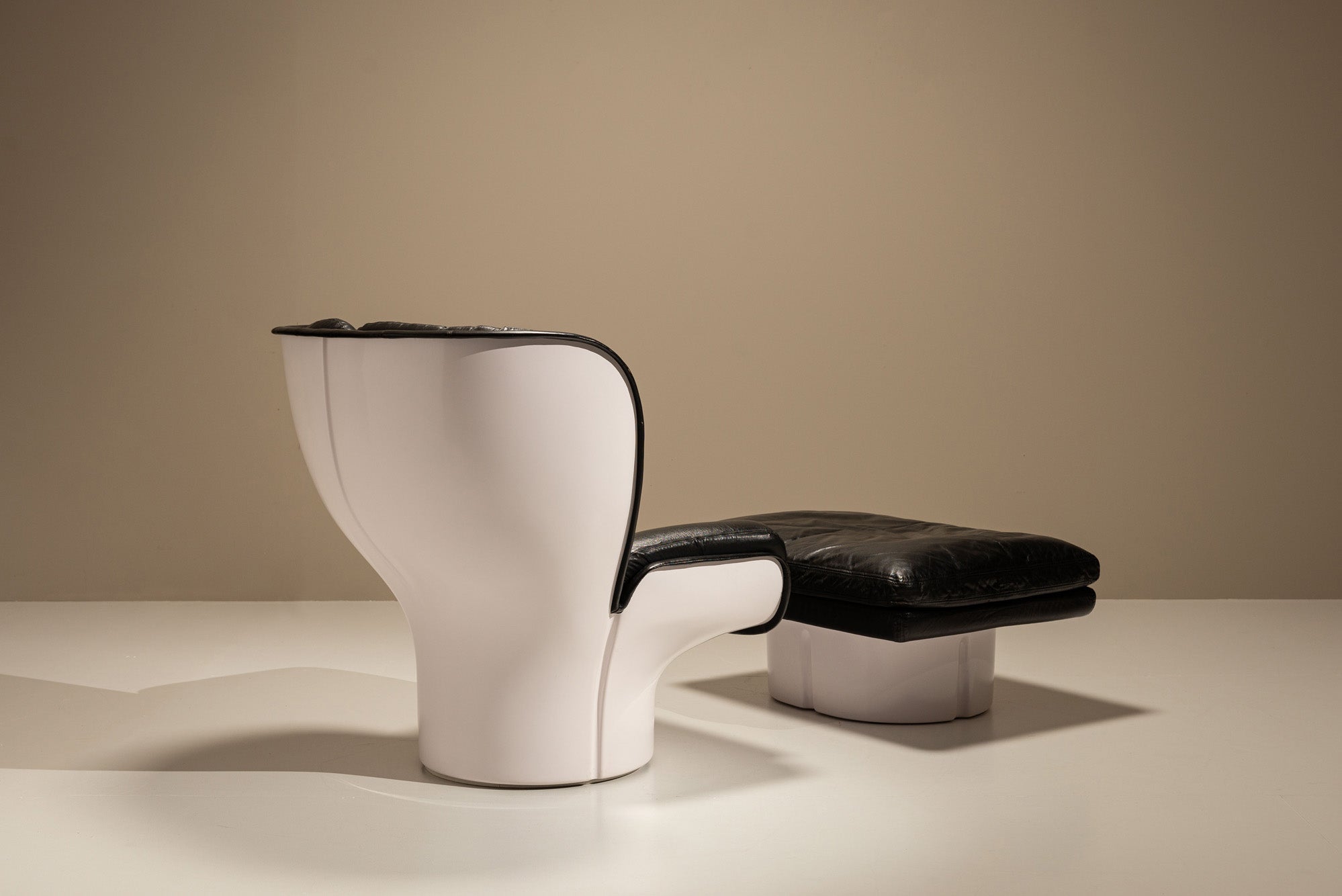 Set_of_Elda_Chair_and_Ottoman_by_Joe_Colombo_for_Comfort,_1960s_Design,_Italy